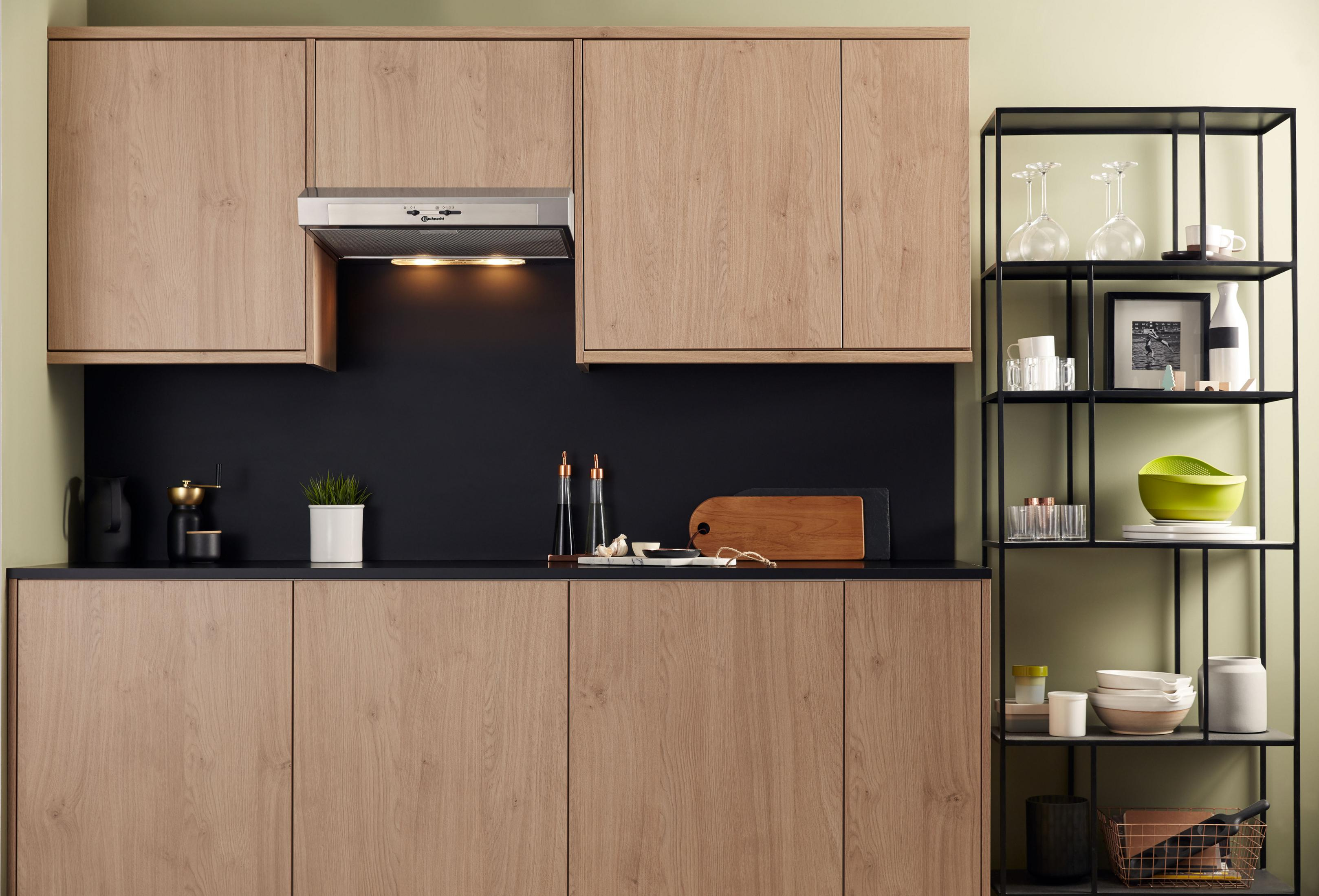 Moderne Küche mit Holzschränken, schwarzer Arbeitsplatte und Regal.