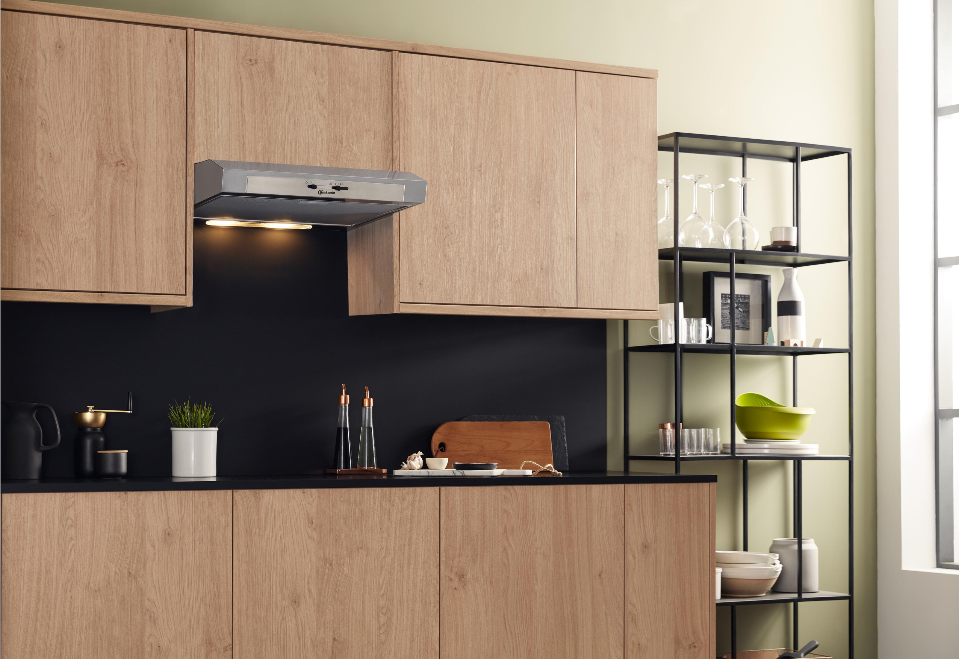 Eine moderne Küche mit Holzschränken, schwarzer Rückwand und offenem Regal.