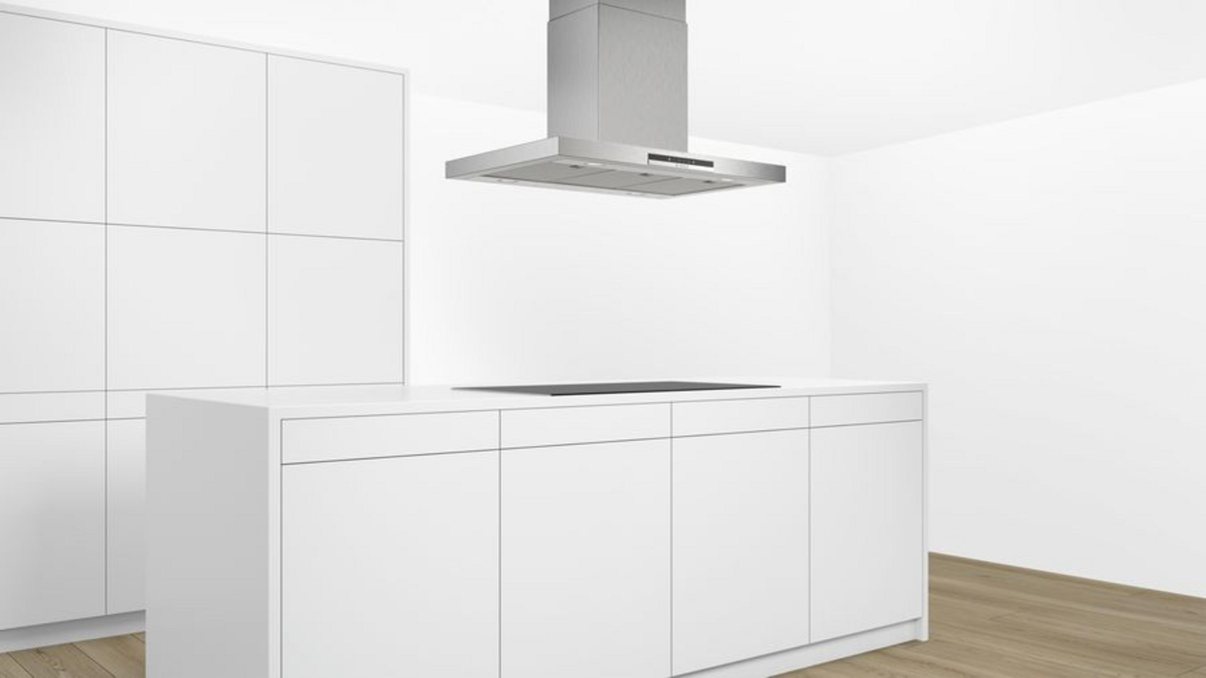 Moderna cocina blanca con isla y campana extractora de acero inoxidable.