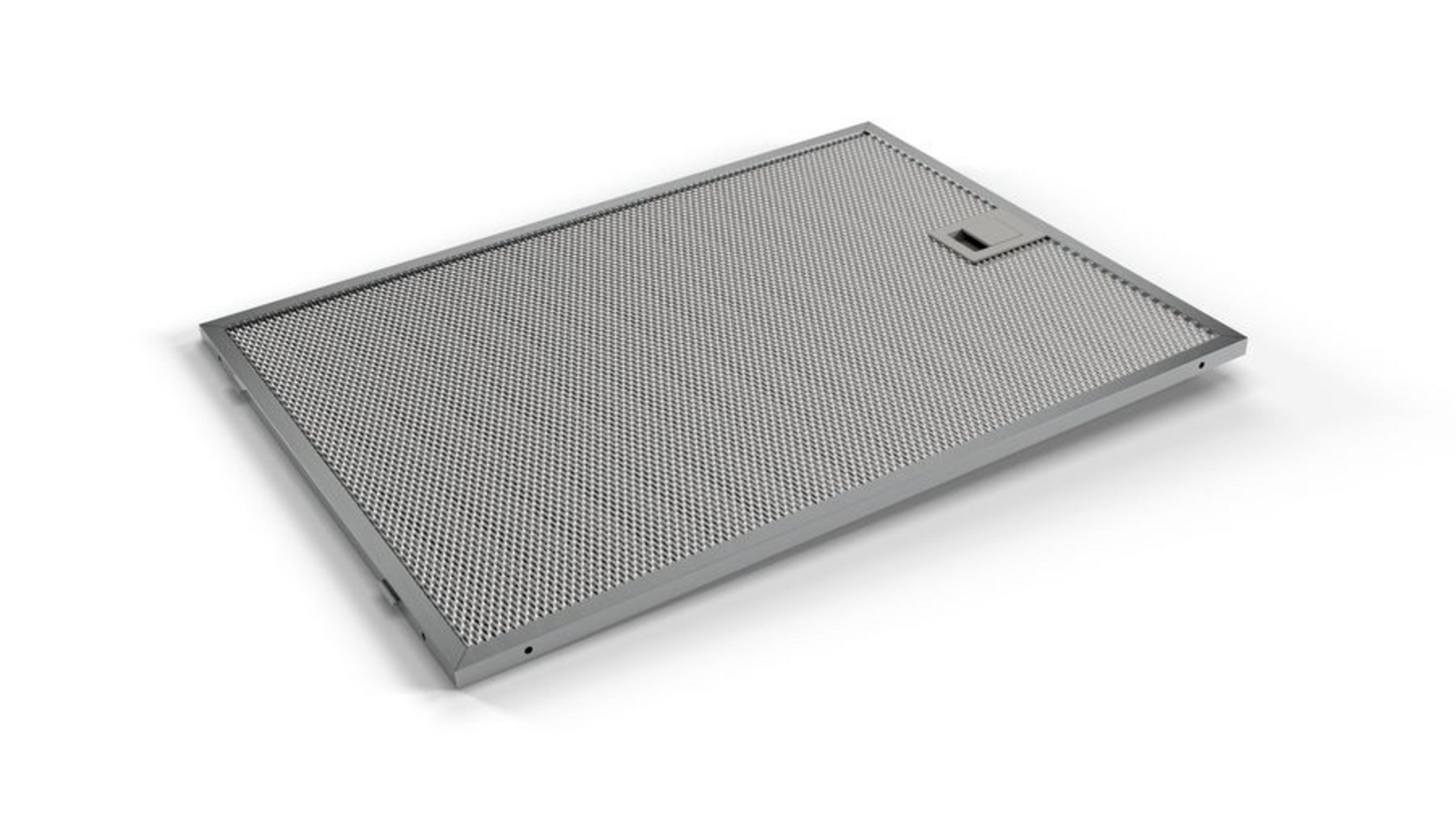 Un filtro rectangular de metal con patrón de malla yace sobre fondo blanco.