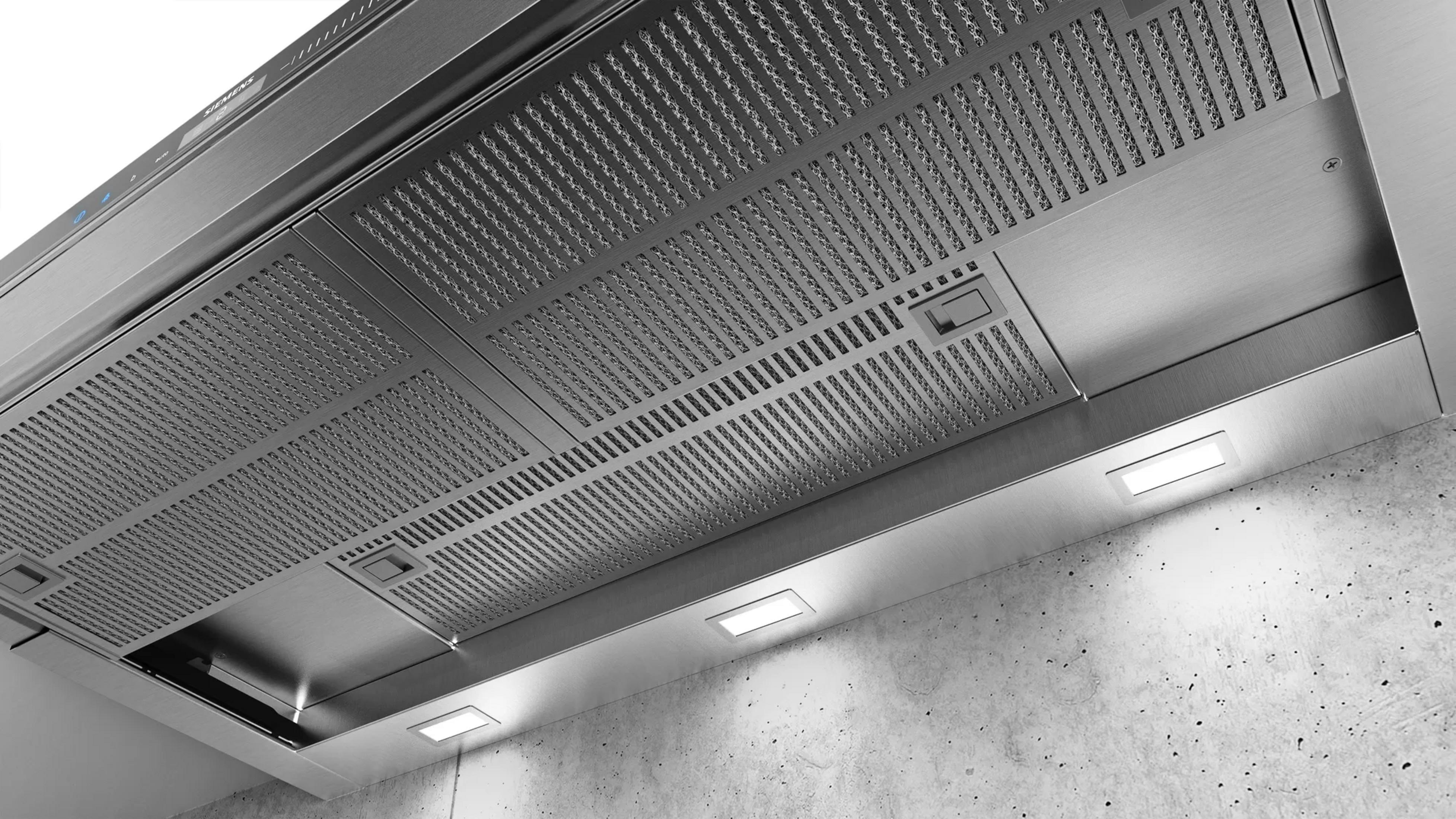 Eine moderne Dunstabzugshaube aus gebürstetem Metall mit integrierten LEDs.