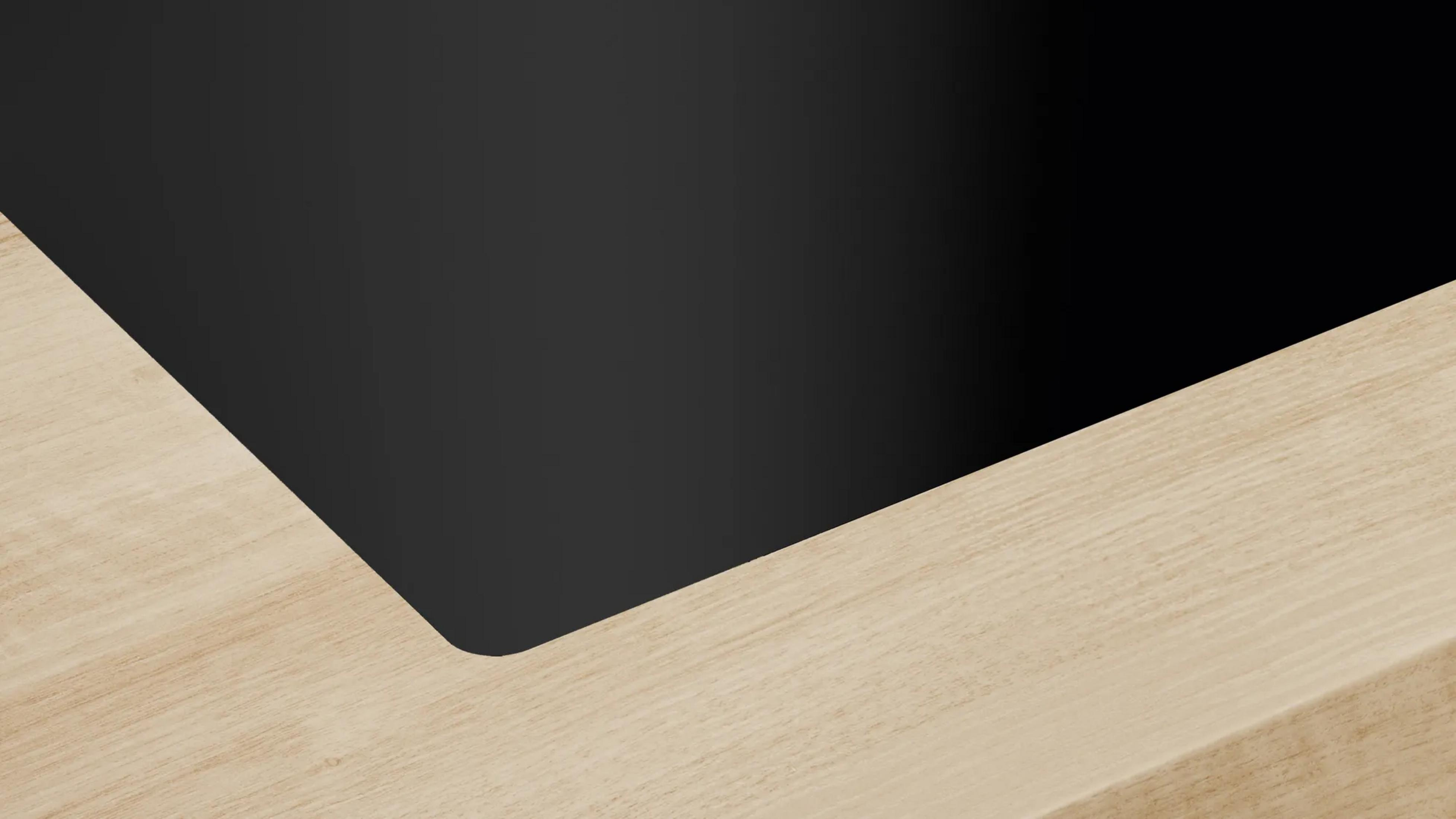 Gros plan d'un bord en bois sur une surface noire.