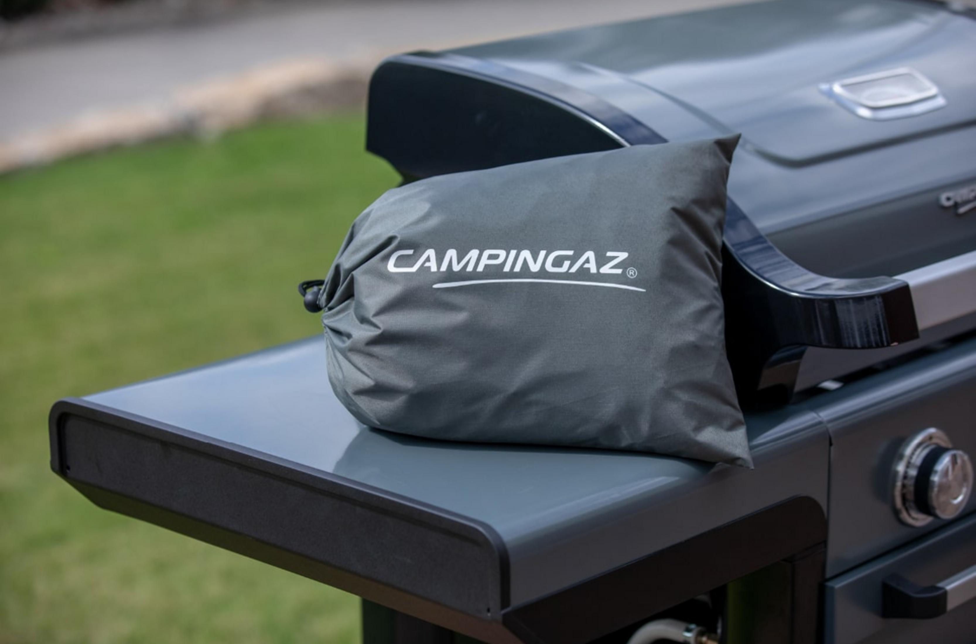 Borsa grigia con logo Campingaz su un barbecue.
