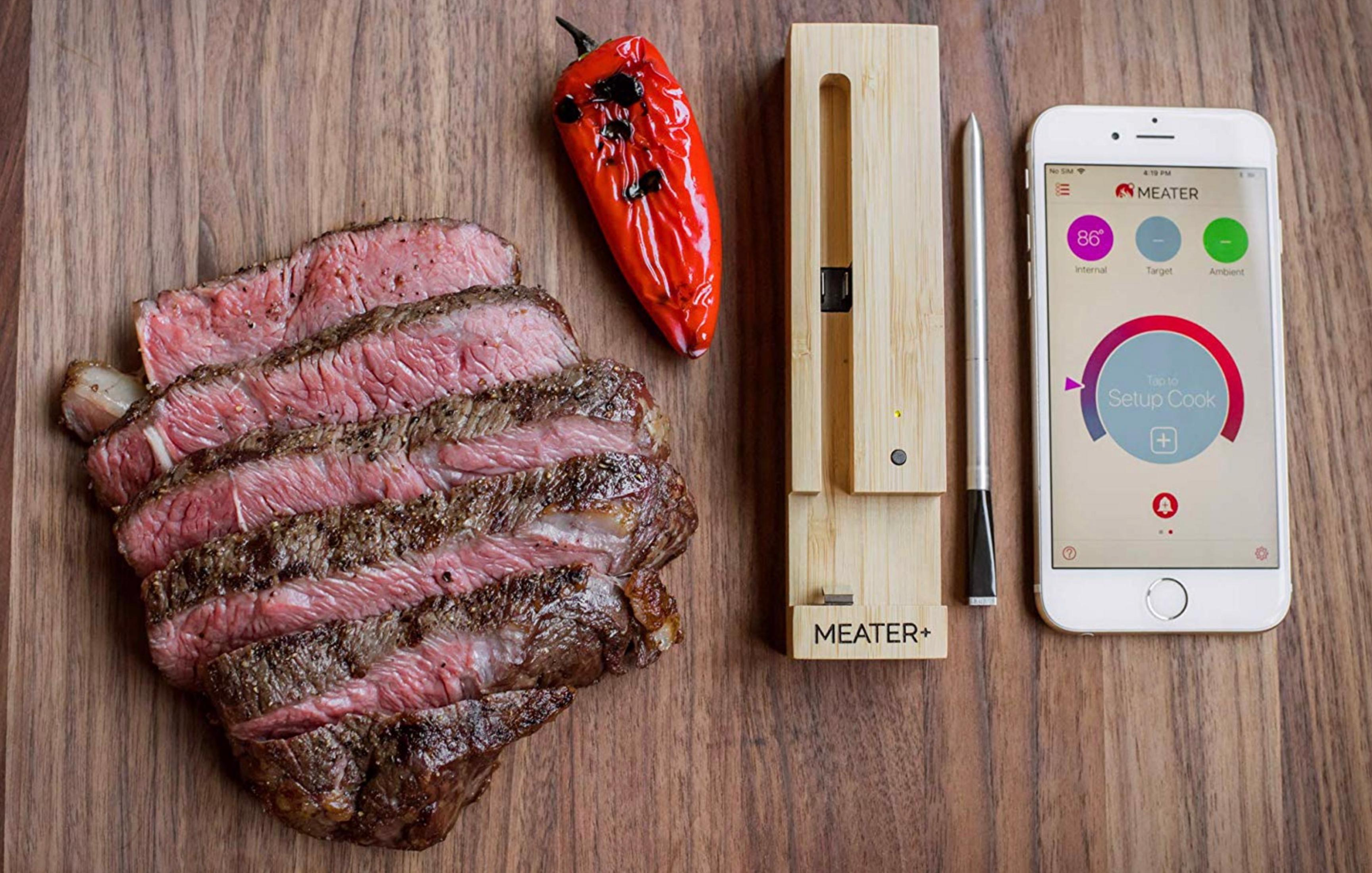 Gegrillte Steaks, roter Pfeffer, Fleischthermometer und iPhone mit App