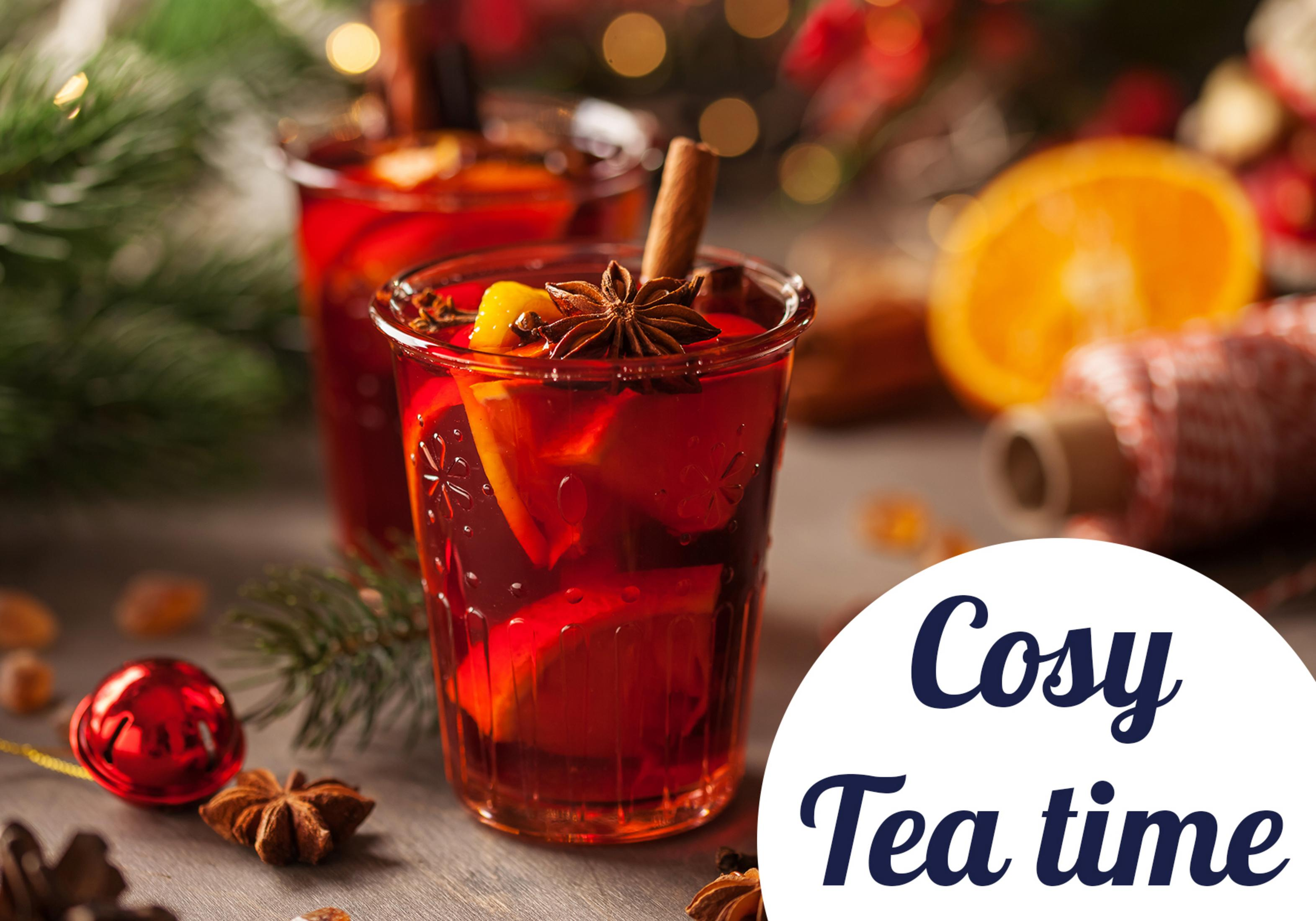Glühwein mit Zimt, Sternanis und Orangenscheiben in einem Glas.