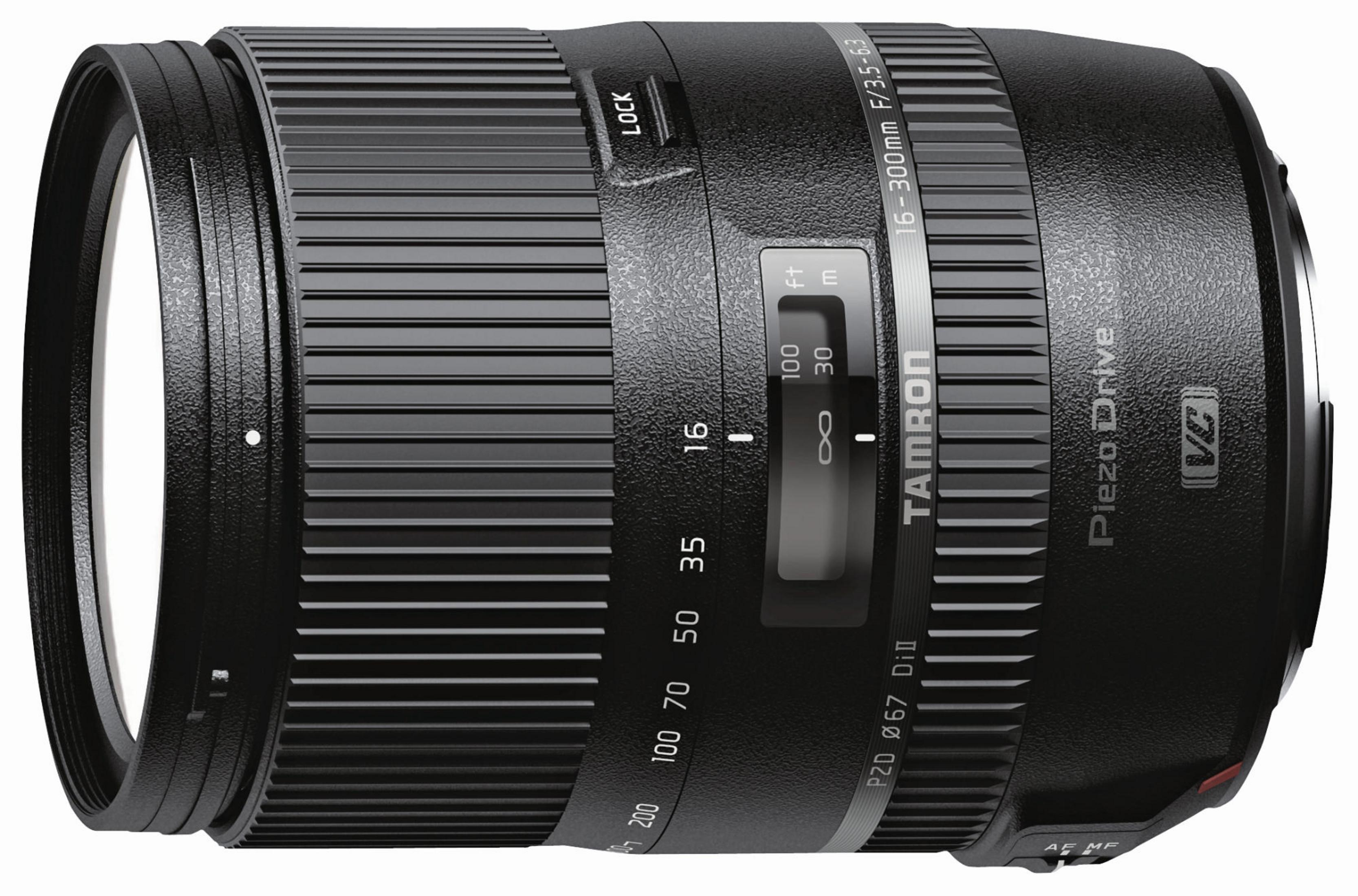 Ein schwarzes Tamron 16-300mm F/3.5-6.3 Objektiv mit Zoomring und Fokusfenster.
