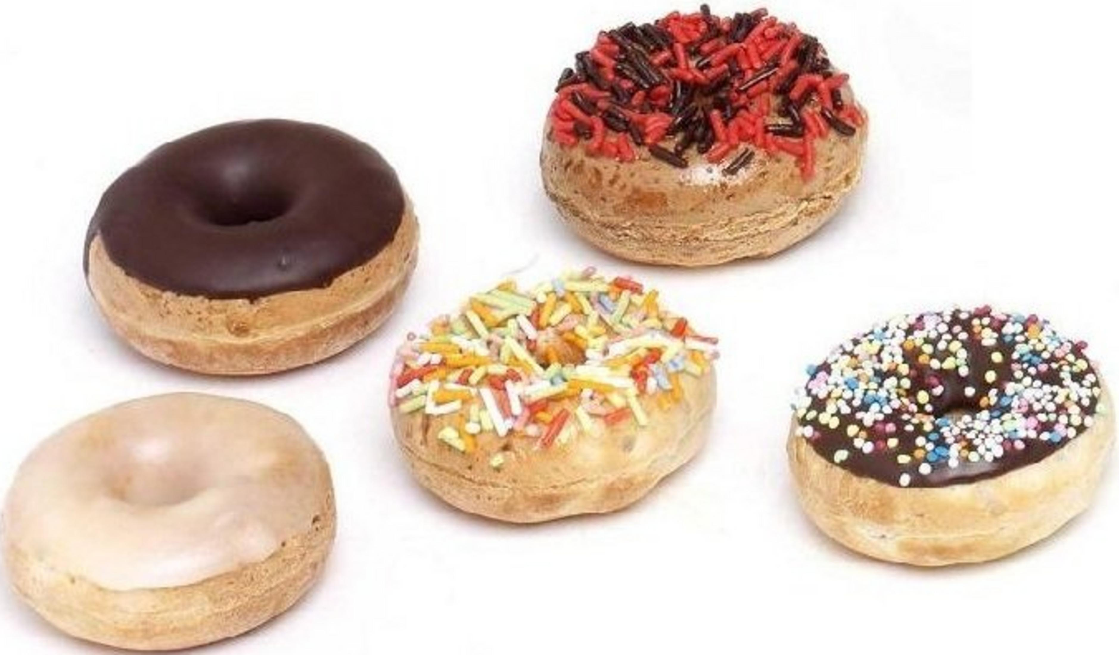 Fünf Donuts: einer mit Schokoladenglasur, einer mit heller Glasur, einer mit bunten Streuseln und zwei mit Schokostreuseln.