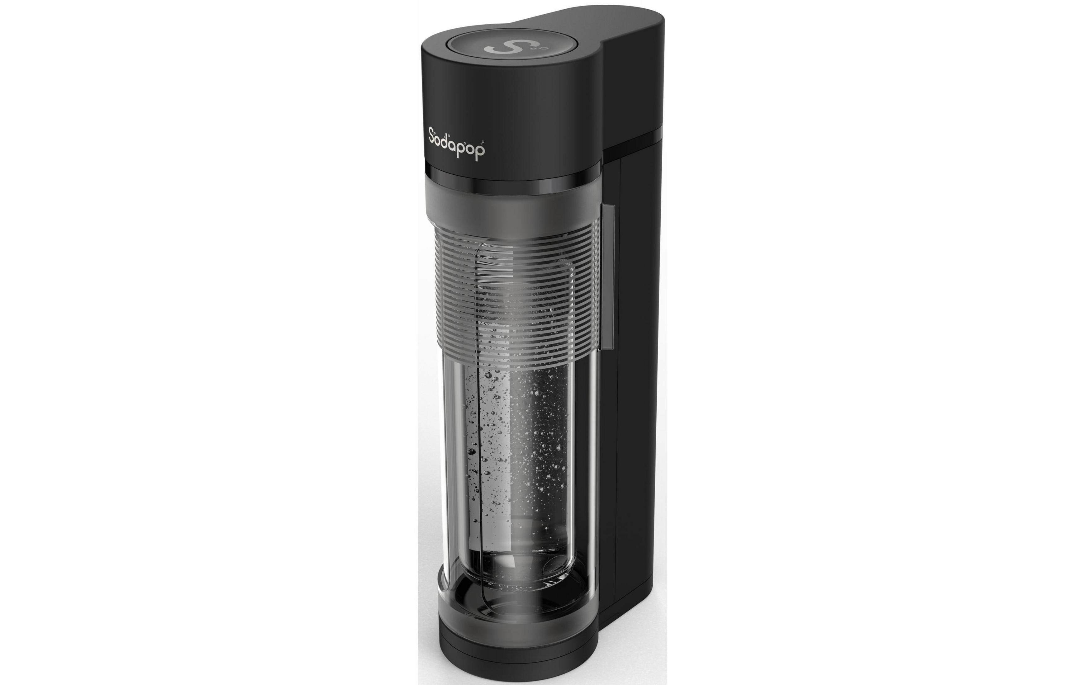 Una macchina per acqua frizzante SodaStream nera con bottiglia trasparente piena di bollicine.