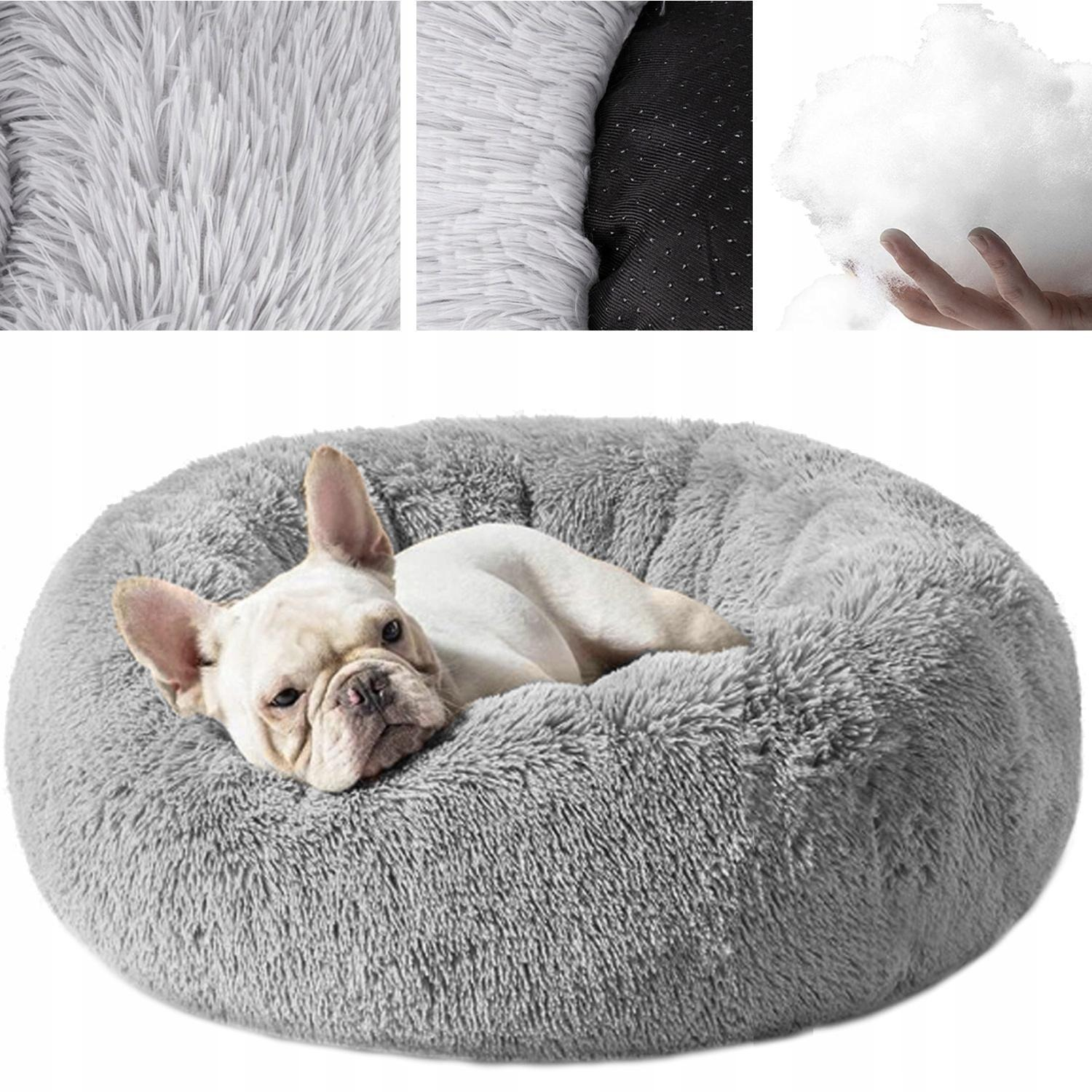 Bulldog francés en una cama gris esponjosa con primer plano de tela y relleno.