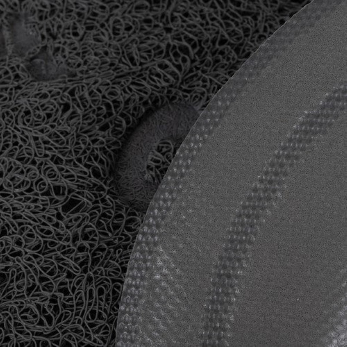 Alfombra gris oscuro con textura rizada y borde liso y punteado.