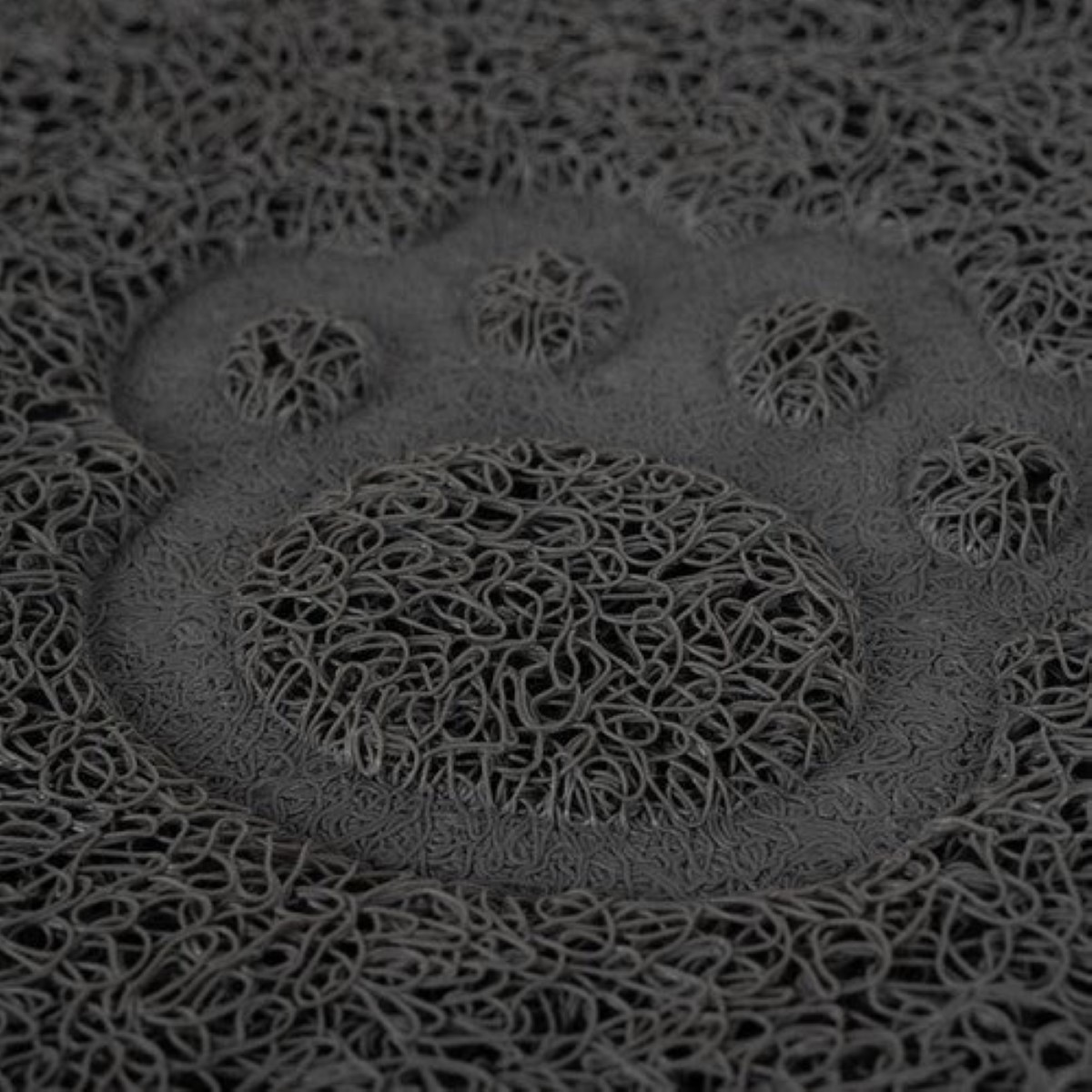 Alfombra gris con un patrón de huella de pata de cuerdas enredadas.