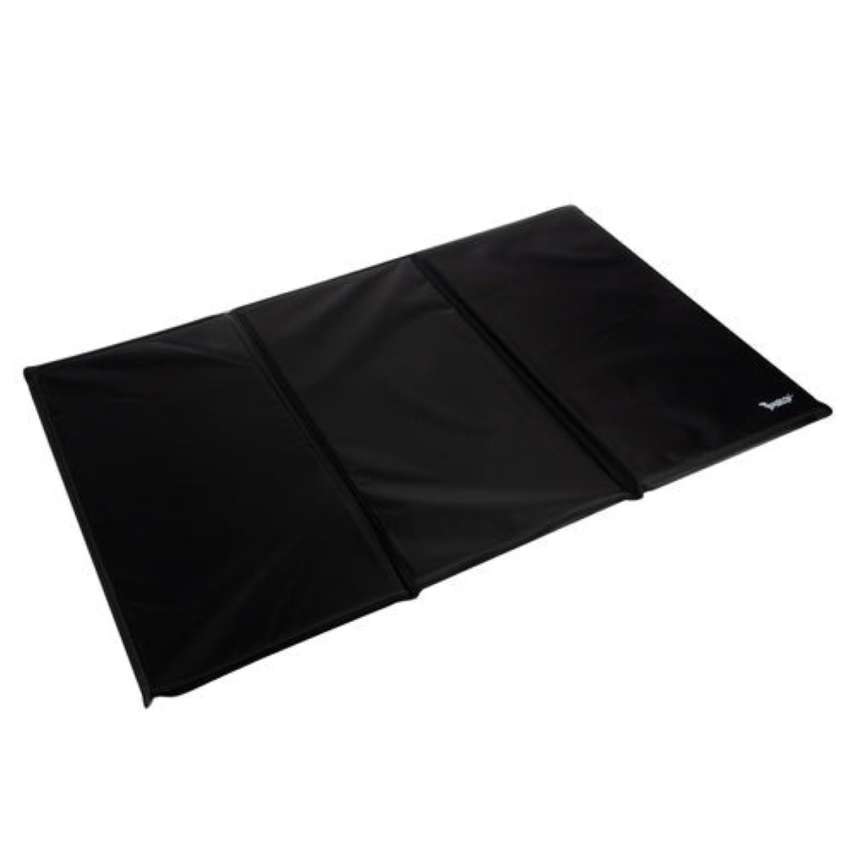 Alfombra negra plegable de tres segmentos sobre fondo blanco.