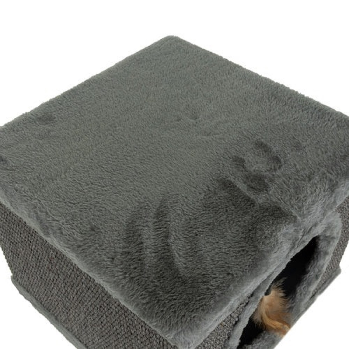 Cubo gris y suave con una abertura, asoma un juguete de plumas.