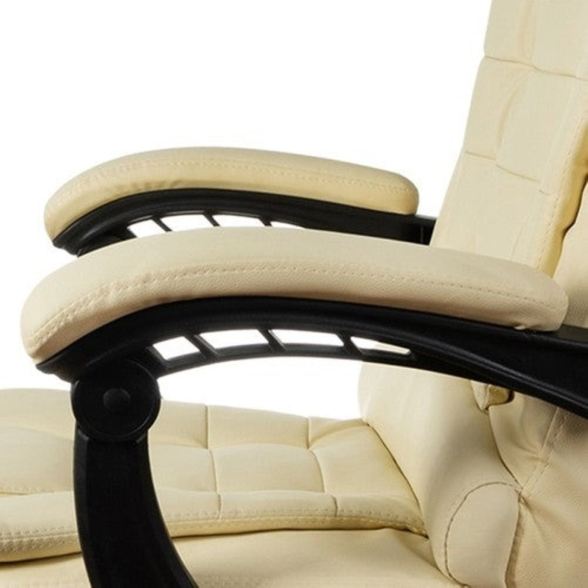 Primer plano de los reposabrazos de una silla de oficina color crema con soportes negros.