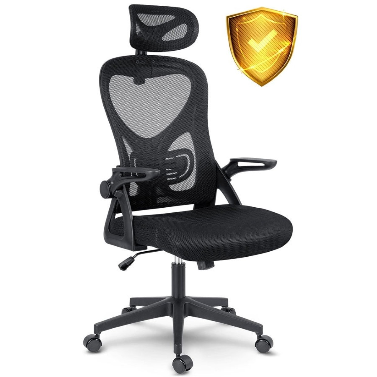 Silla de oficina negra con respaldo de malla y reposacabezas, junto a un escudo dorado con marca.