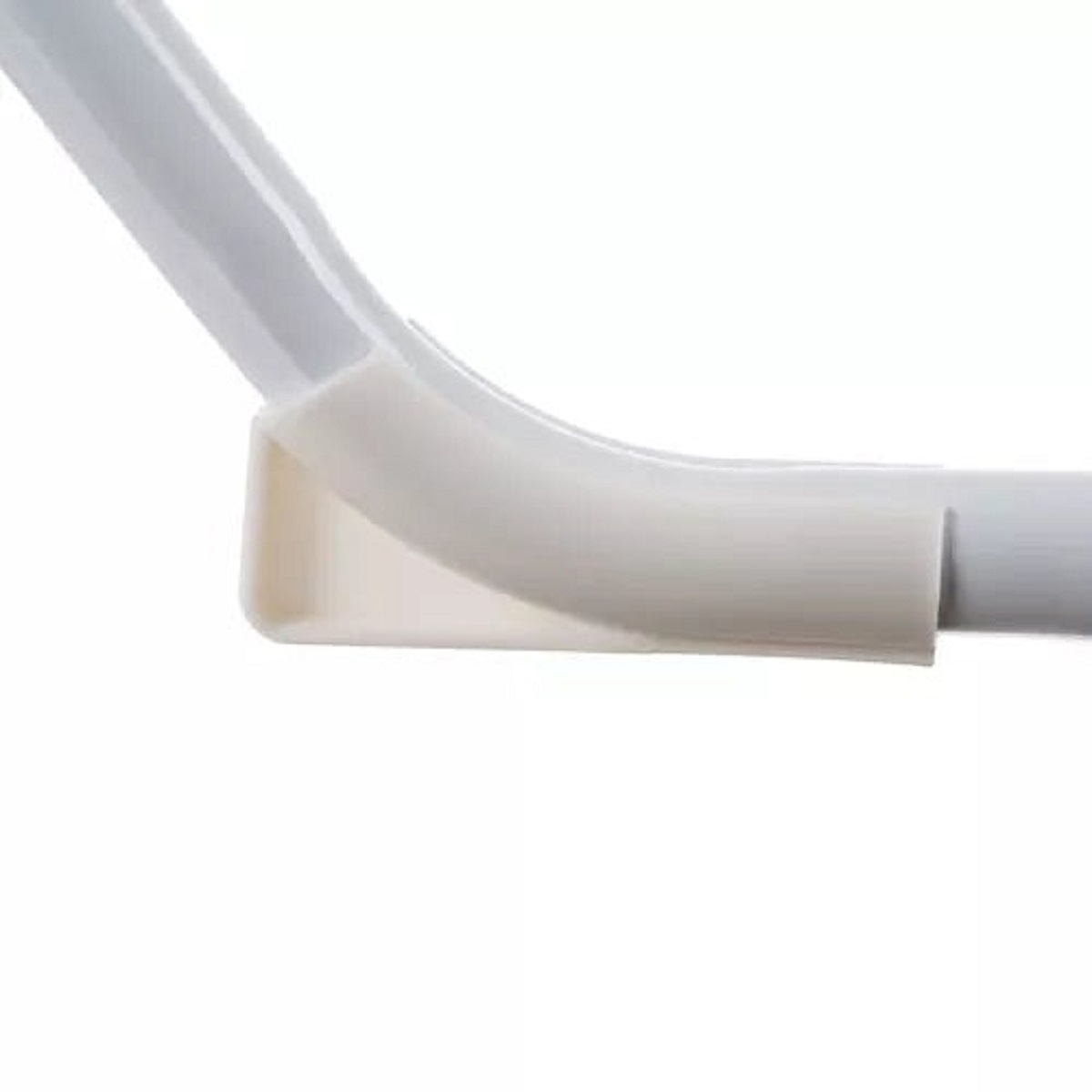 Una pieza de esquina de plástico blanco con un conector de manguera redondeado.