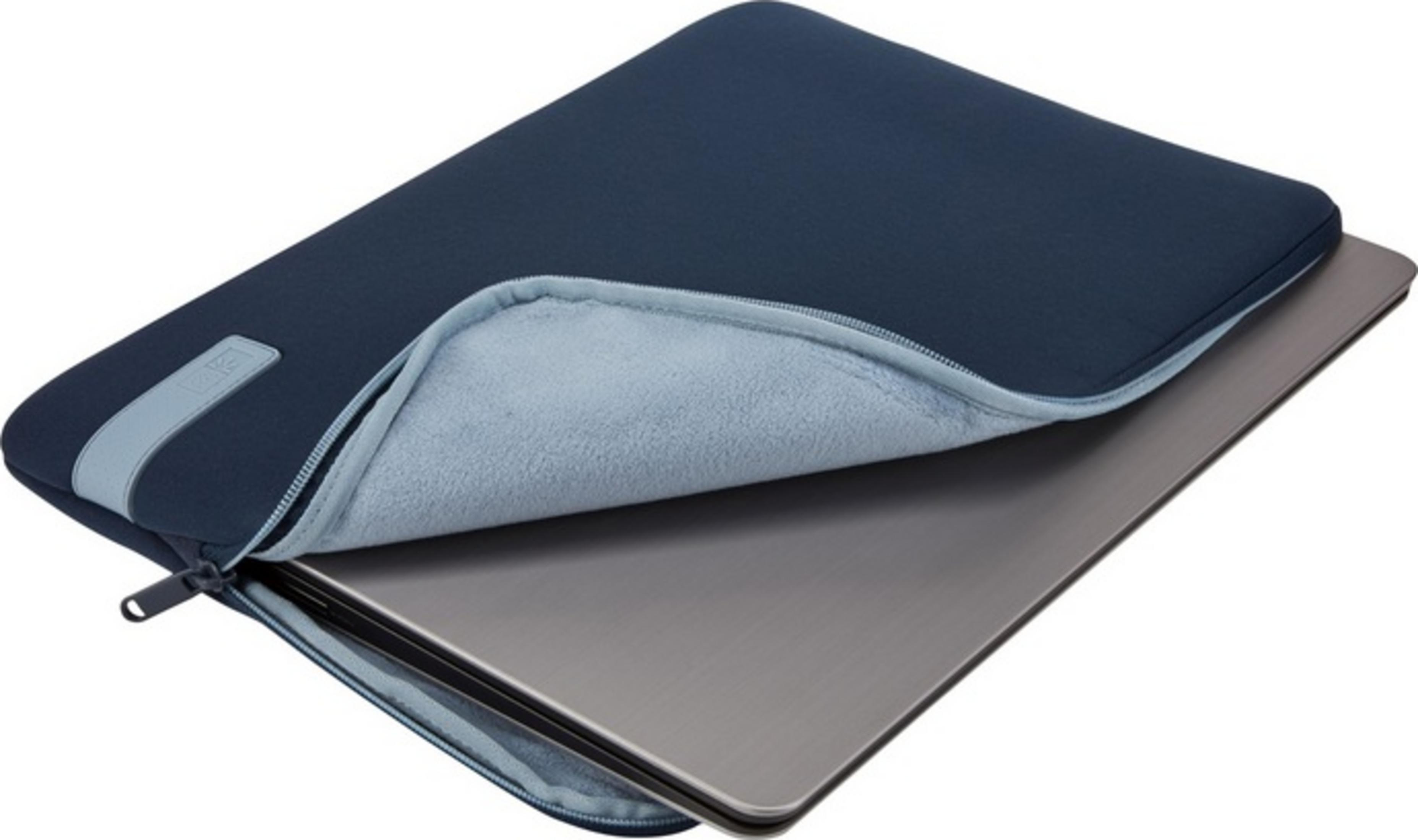 Un laptop grigio parzialmente dentro una custodia blu scuro con cerniera.