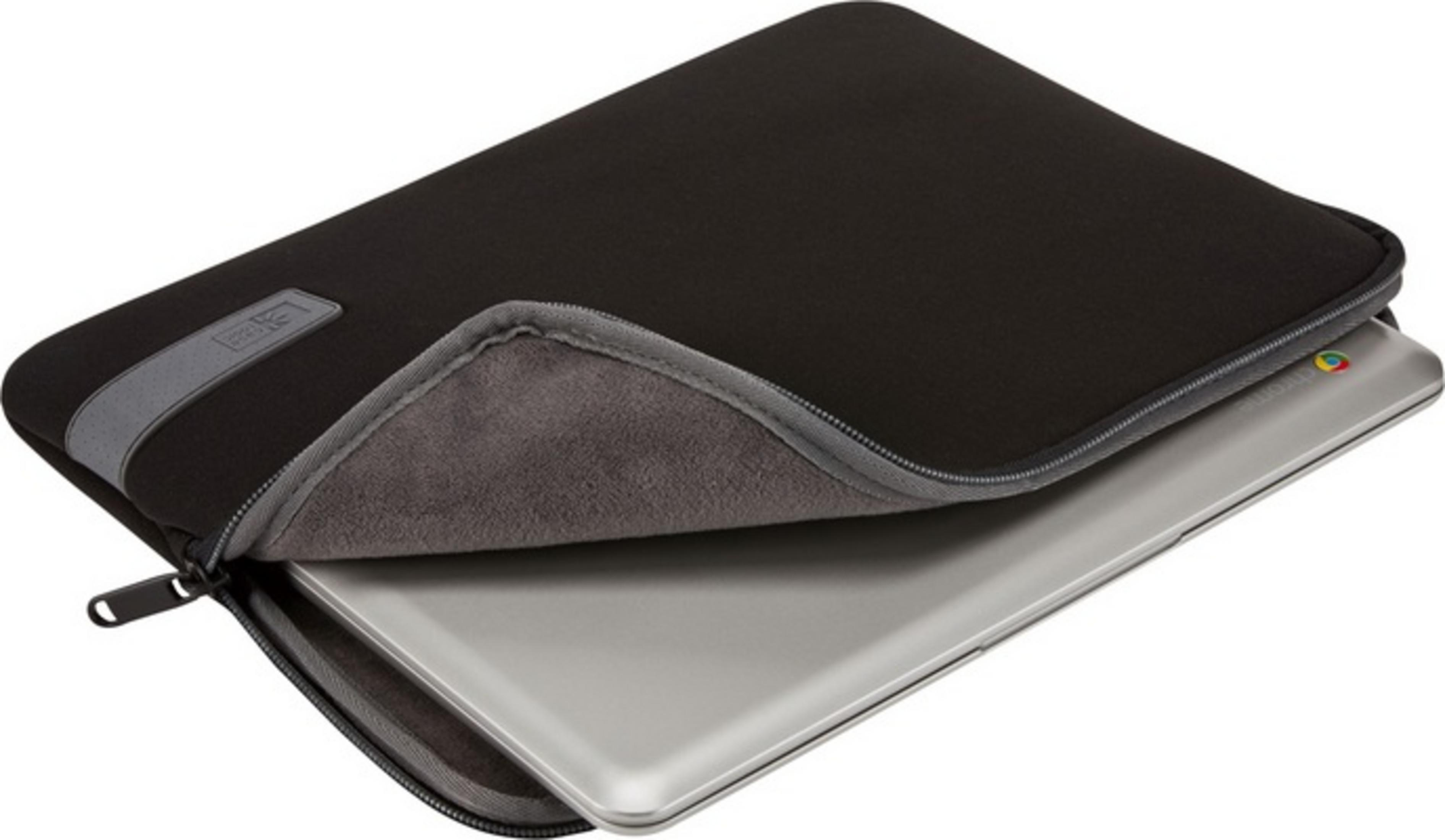 Custodia nera per laptop con fodera grigia, un Chromebook argentato è parzialmente inserito.
