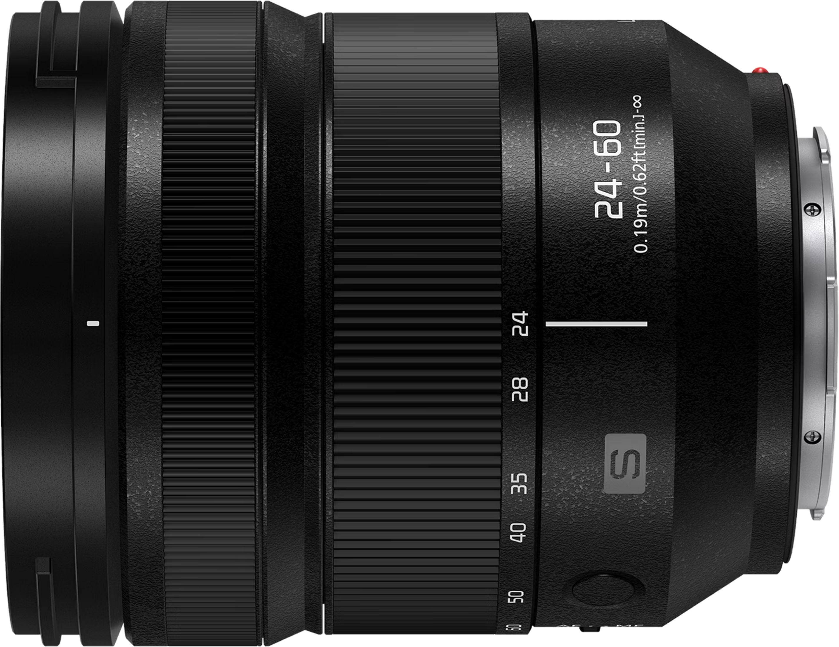 Ein schwarzes Kameraobjektiv mit Zoom- und Fokusringen. Beschriftung zeigt 24-60mm.