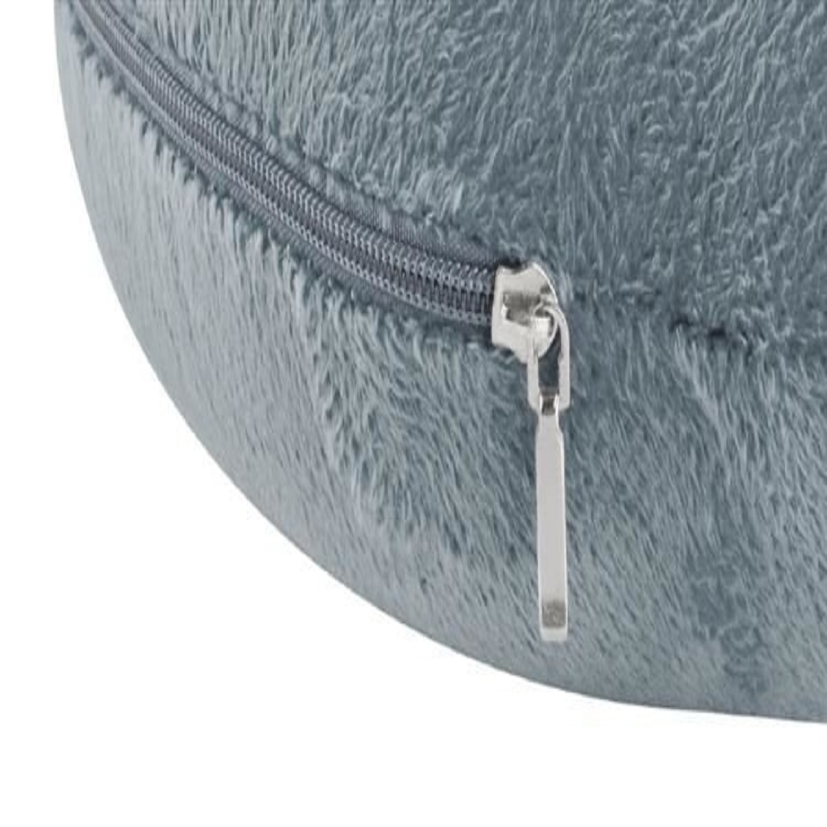 Primer plano de una almohada gris y esponjosa con cremallera y tirador plateados.