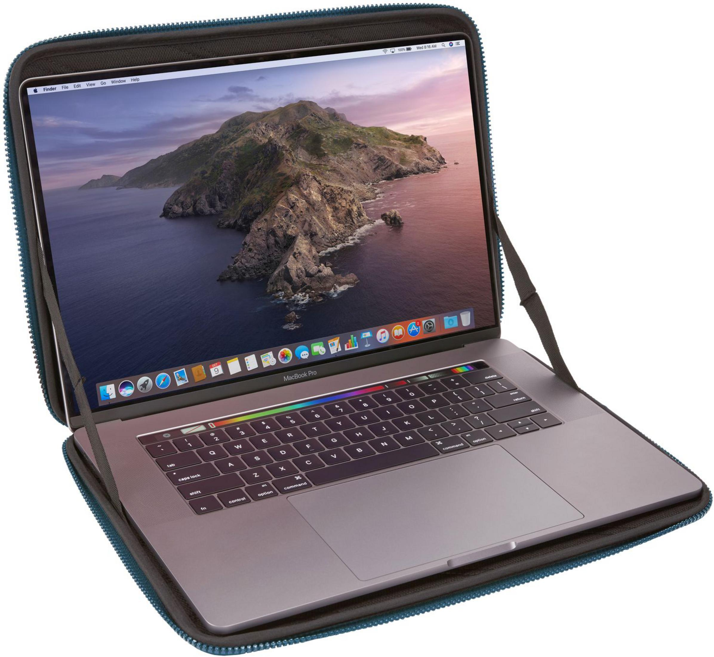 Ein MacBook Pro in einer blauen Hülle mit Bergblick auf dem Bildschirm.