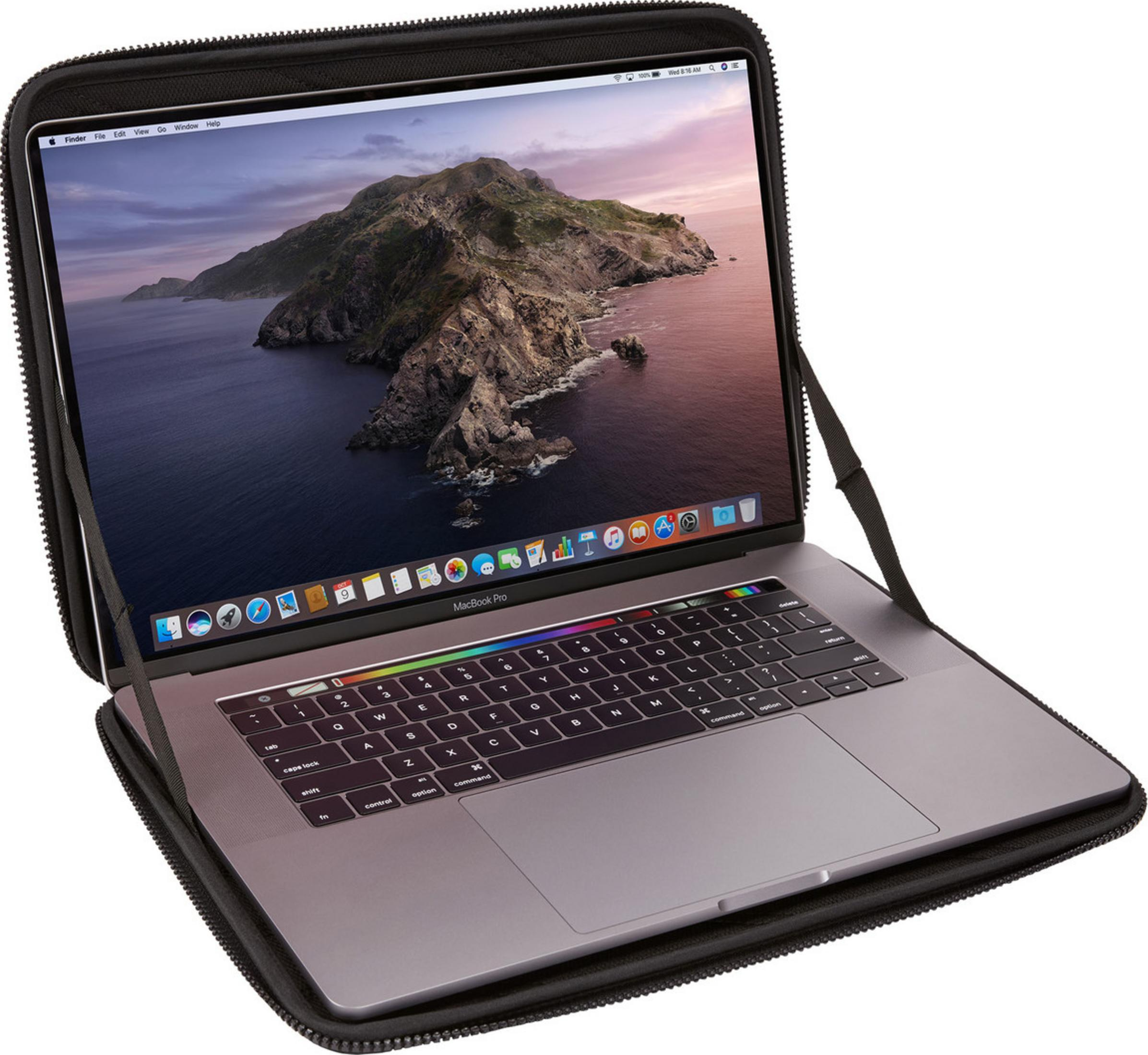 Ein MacBook Pro in einer schwarzen Hülle, dessen Bildschirm eine Berglandschaft zeigt.