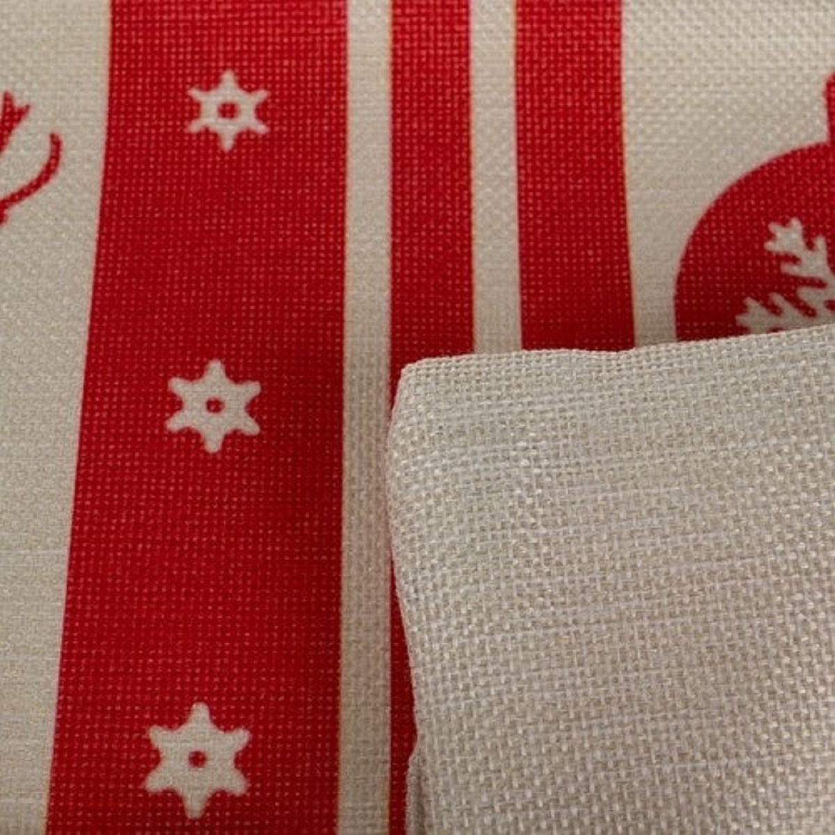 Rayas rojas y blancas con estrellas blancas y parte de una bola roja.