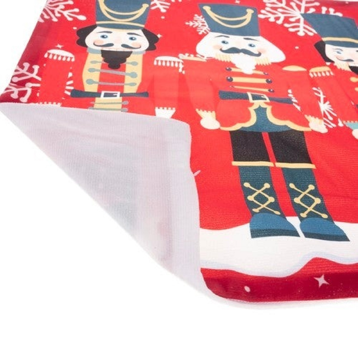 Tela roja con figuras de cascanueces y copos de nieve. Reverso blanco.