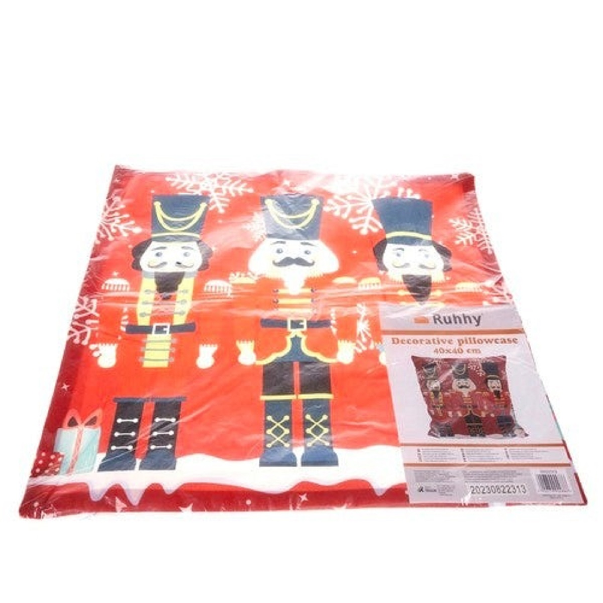 Funda de almohada roja con 3 cascanueces, nieve y regalos.