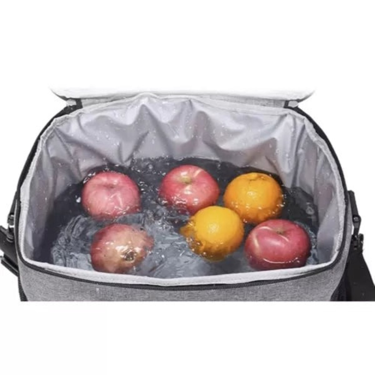 Vista interior de una nevera portátil con manzanas y naranjas flotando en agua.