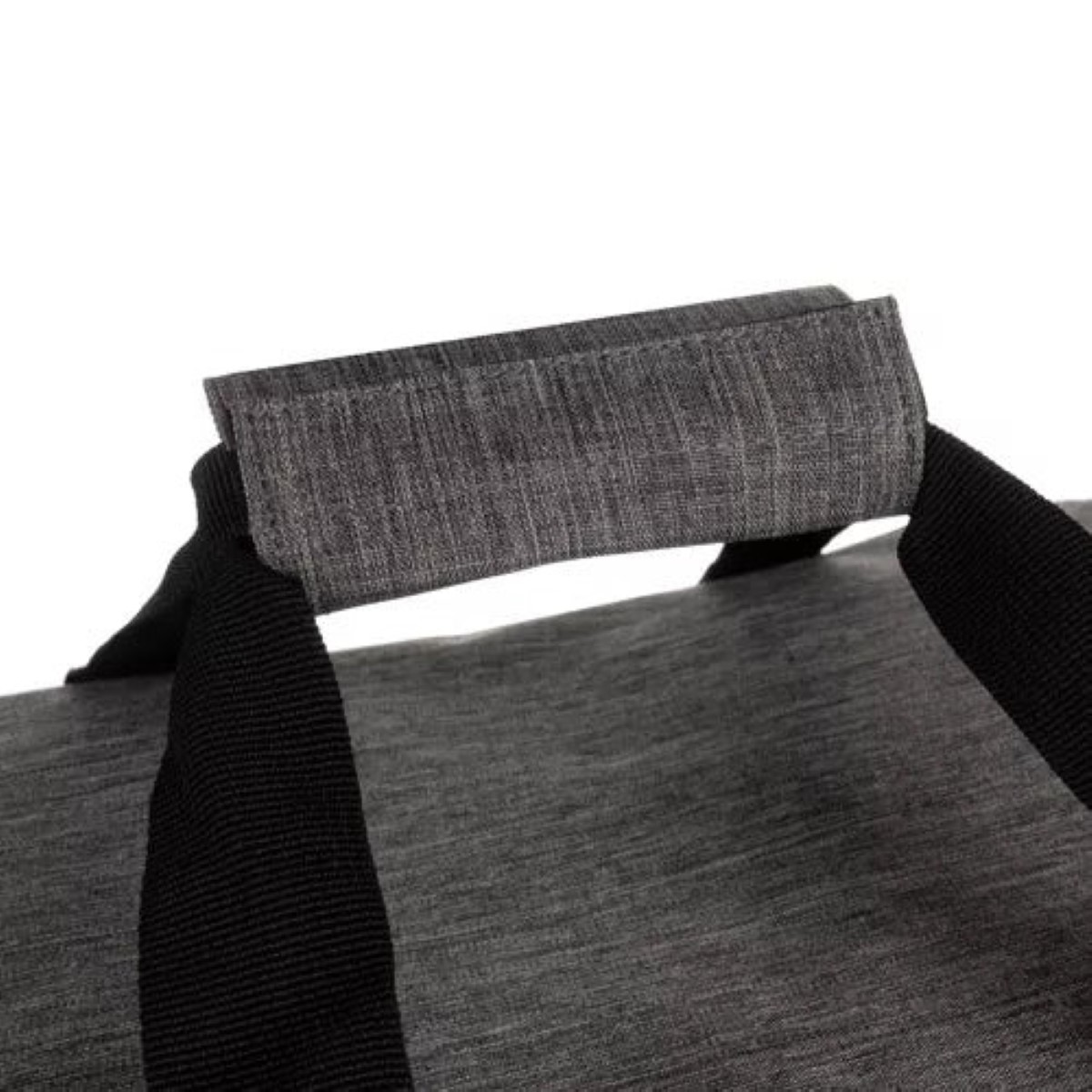 Primer plano de una bolsa de tela gris con correas negras y asa acolchada.