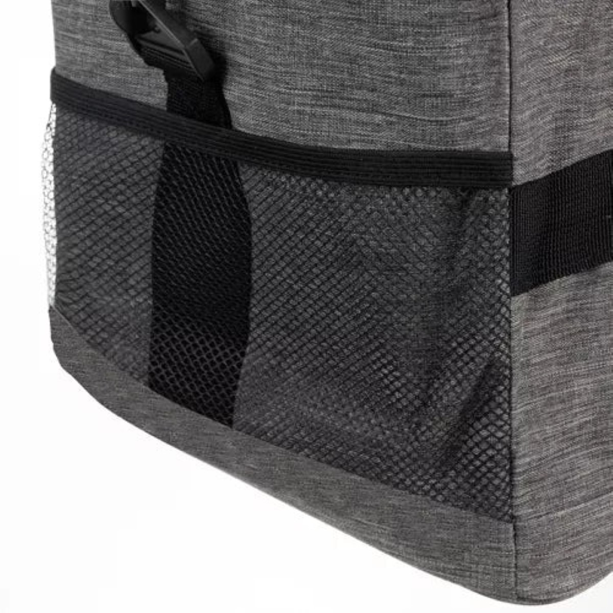 Bolsa gris con malla negra y correa.