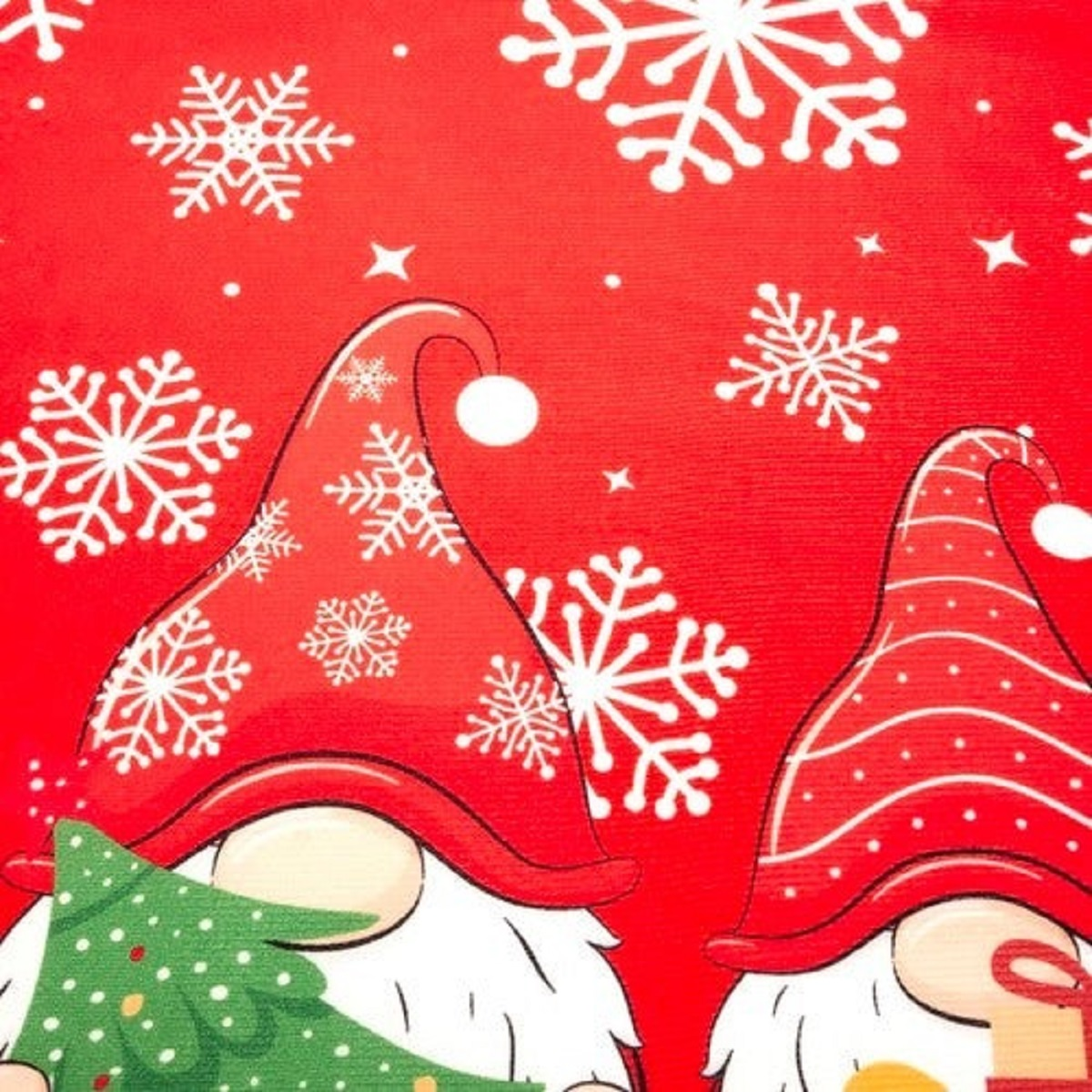 Dos gnomos navideños con gorros rojos sobre fondo rojo con copos de nieve.