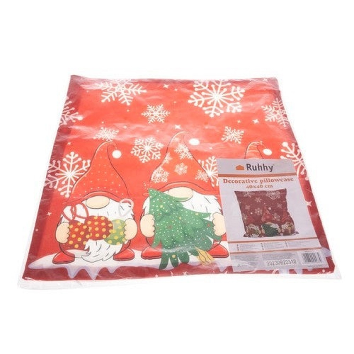 Una funda de almohada navideña muestra dos gnomos, un árbol de Navidad y copos de nieve.