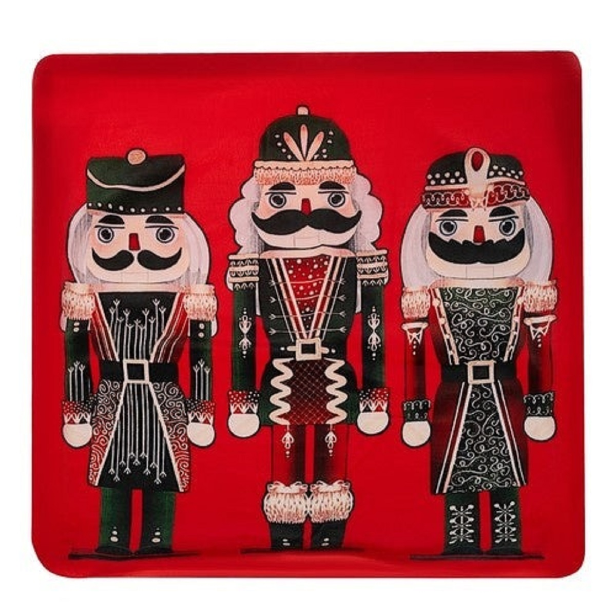 Tres figuras de cascanueces sobre fondo rojo: dos con bigotes negros y uniformes verdes.
