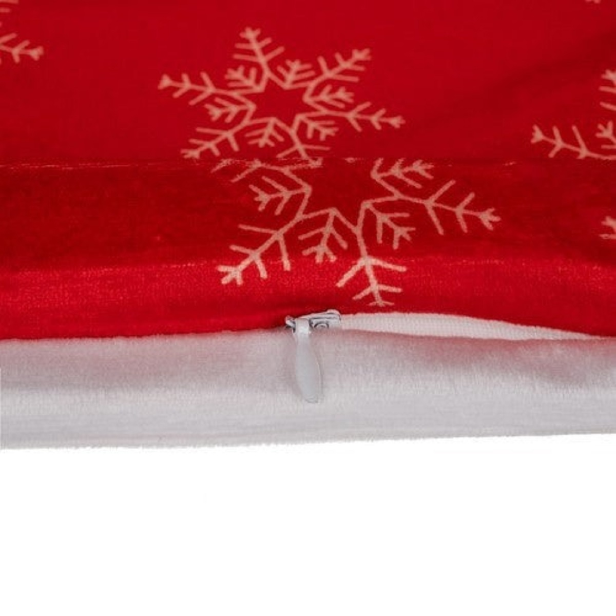 Funda de almohada roja con copos de nieve blancos y cremallera.