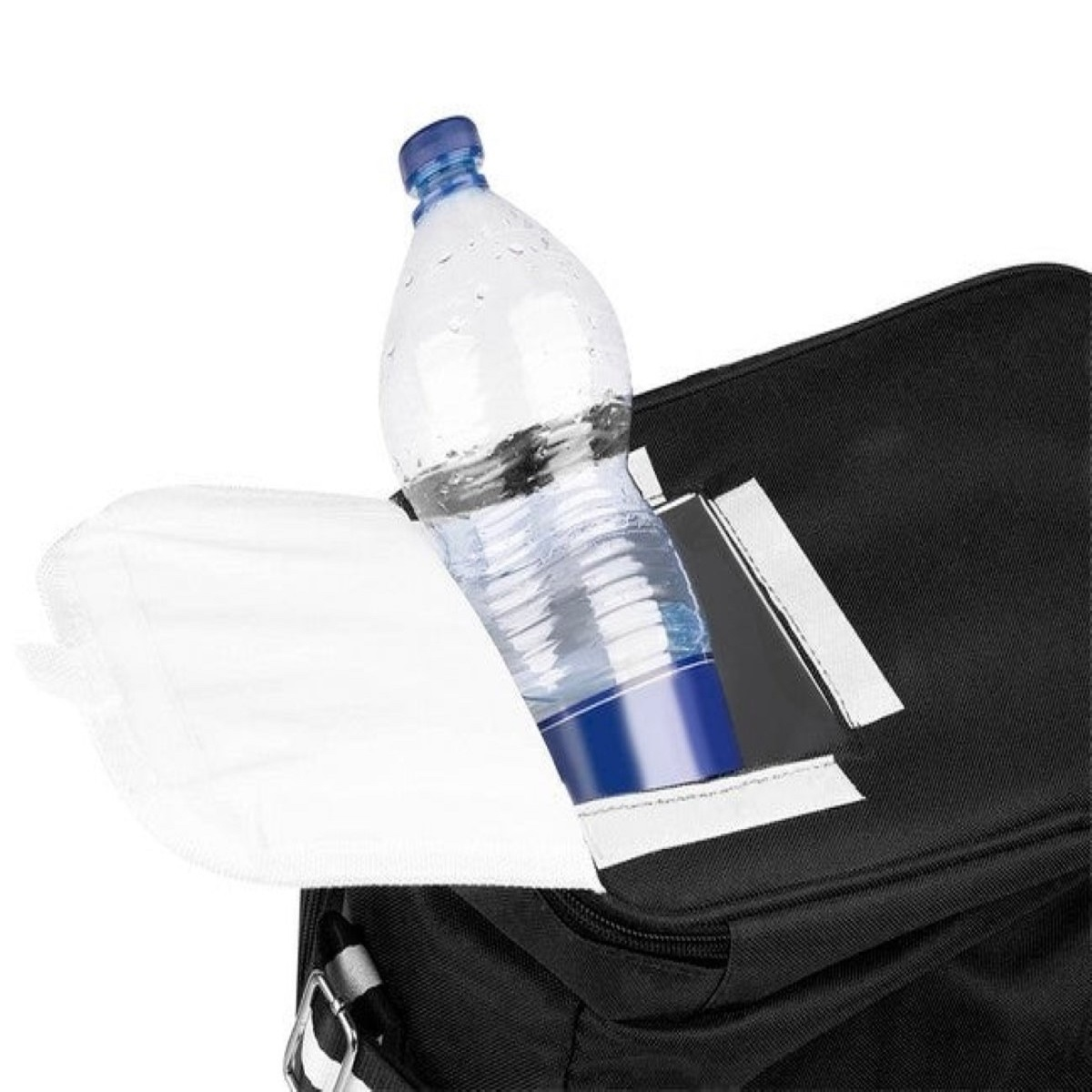 Una botella de agua dentro de una bolsa con un paño blanco al lado.