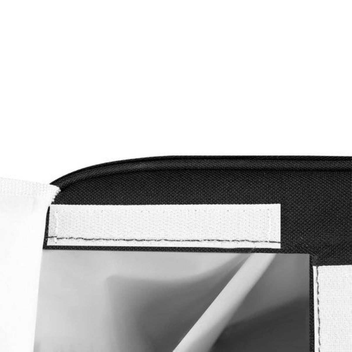 Primer plano de una bolsa negra con velcro blanco y ventana transparente.
