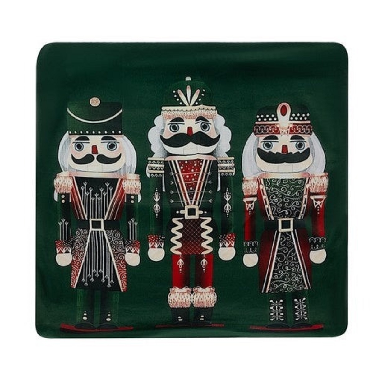 Tres cascanueces tradicionales con uniformes rojos y verdes sobre fondo verde.