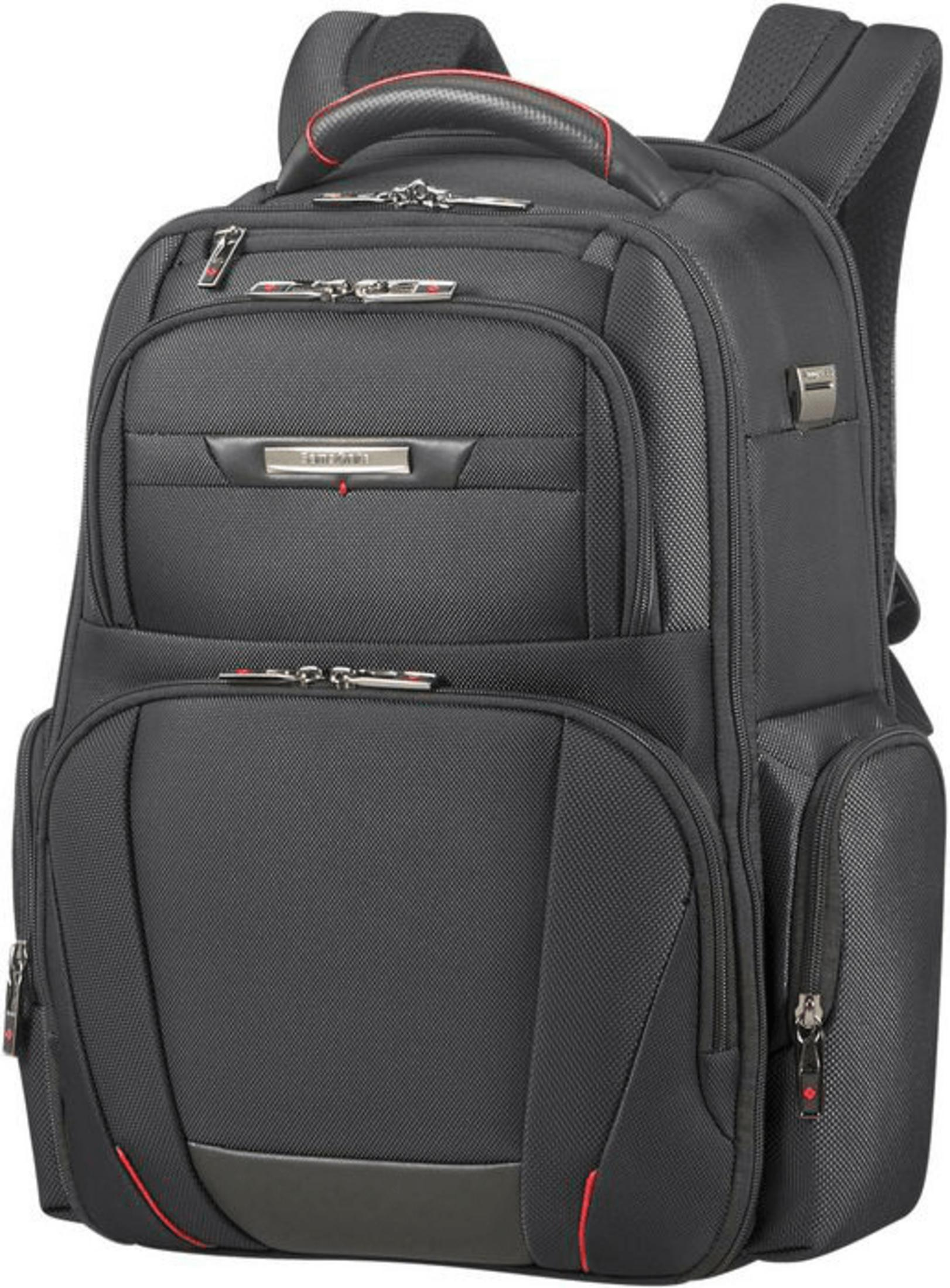 Ein schwarzer Rucksack mit roten Akzenten und mehreren Reißverschlüssen.