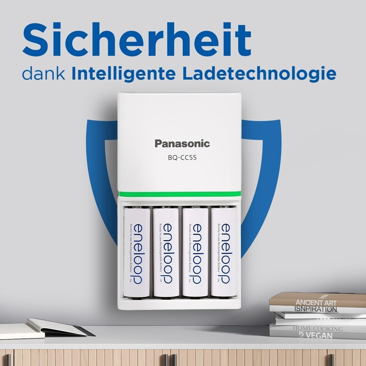 Panasonic Ladegerät mit vier eneloop Akkus, vor blauem Schild.