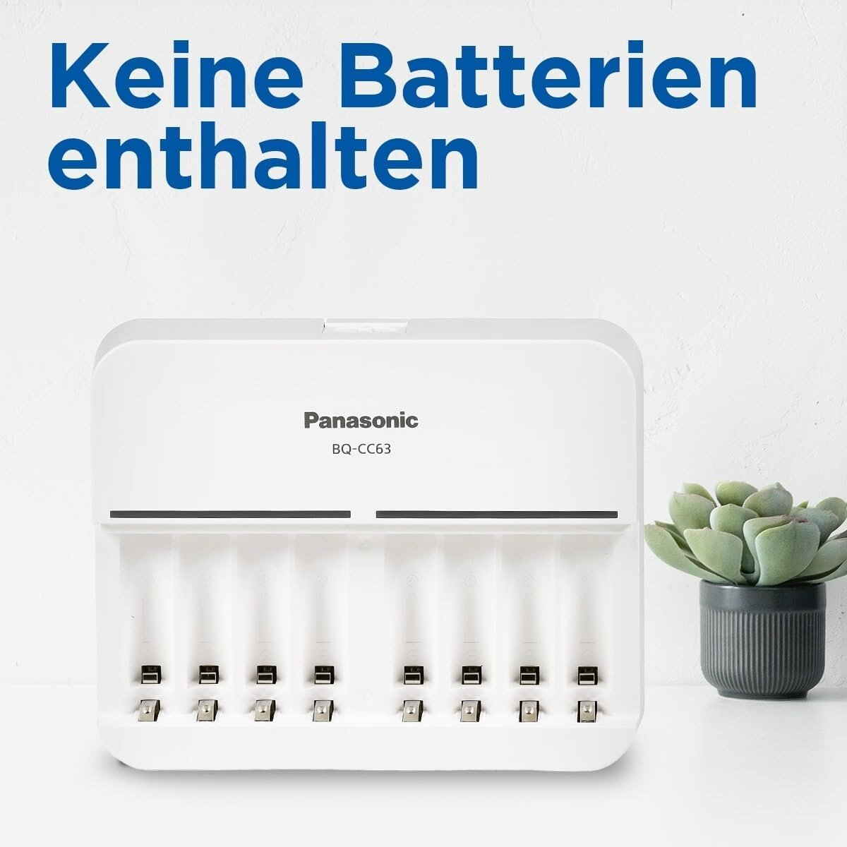 Weiße Panasonic Batterie-Ladestation mit 8 Schächten und einer Topfpflanze.
