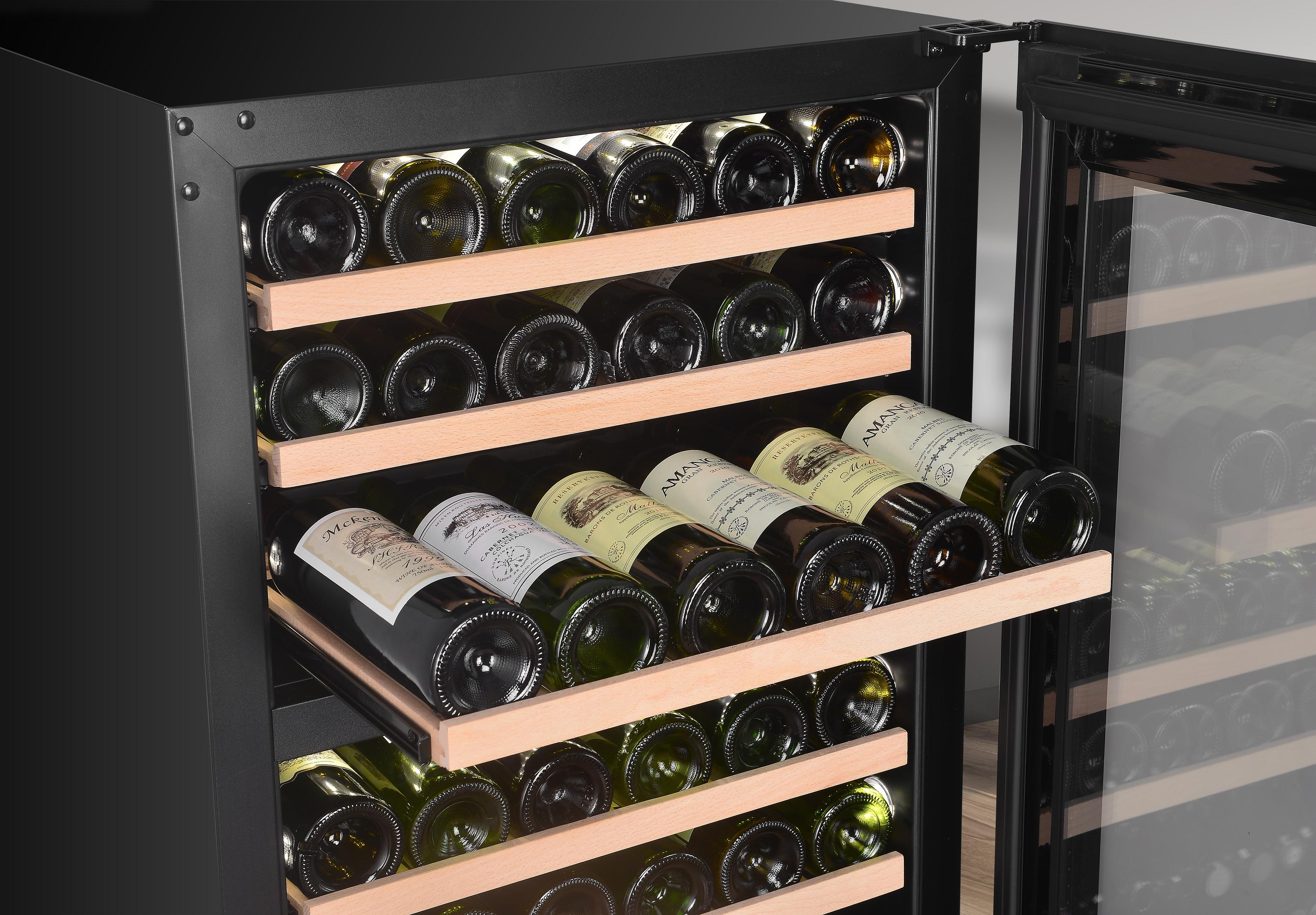 Un refroidisseur de vin noir avec des étagères en bois, rempli de nombreuses bouteilles de vin.