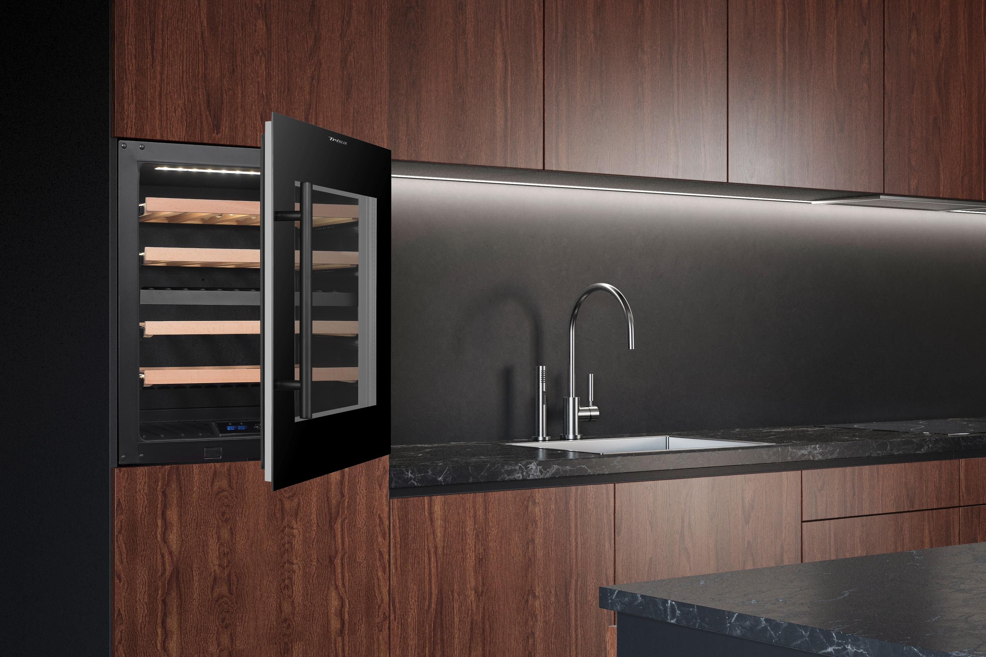 Ein moderner Weinkühlschrank mit Holzböden neben einer Spüle mit Wasserhahn.