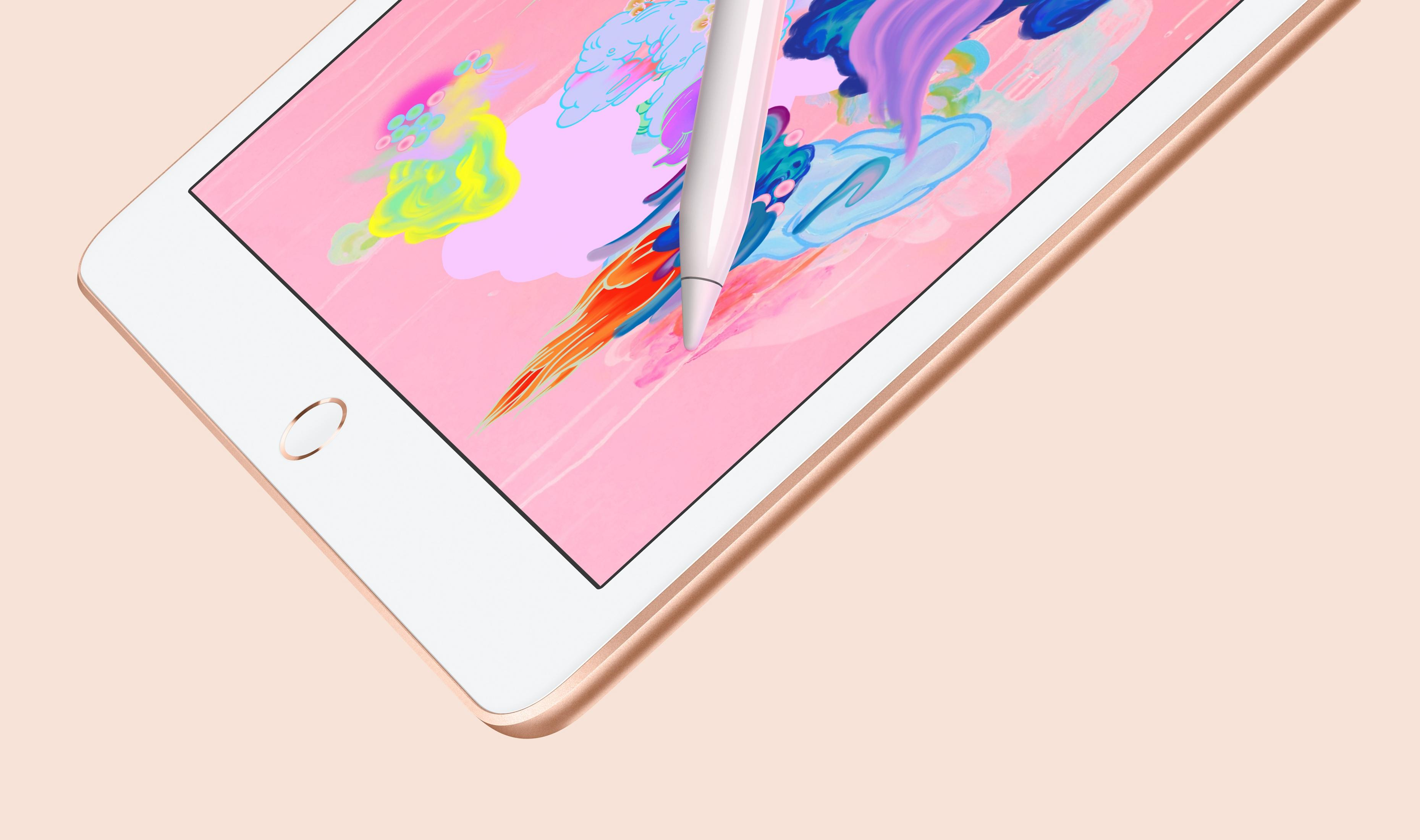 Uno stilo bianco tocca un tablet con arte digitale colorata su sfondo rosa.