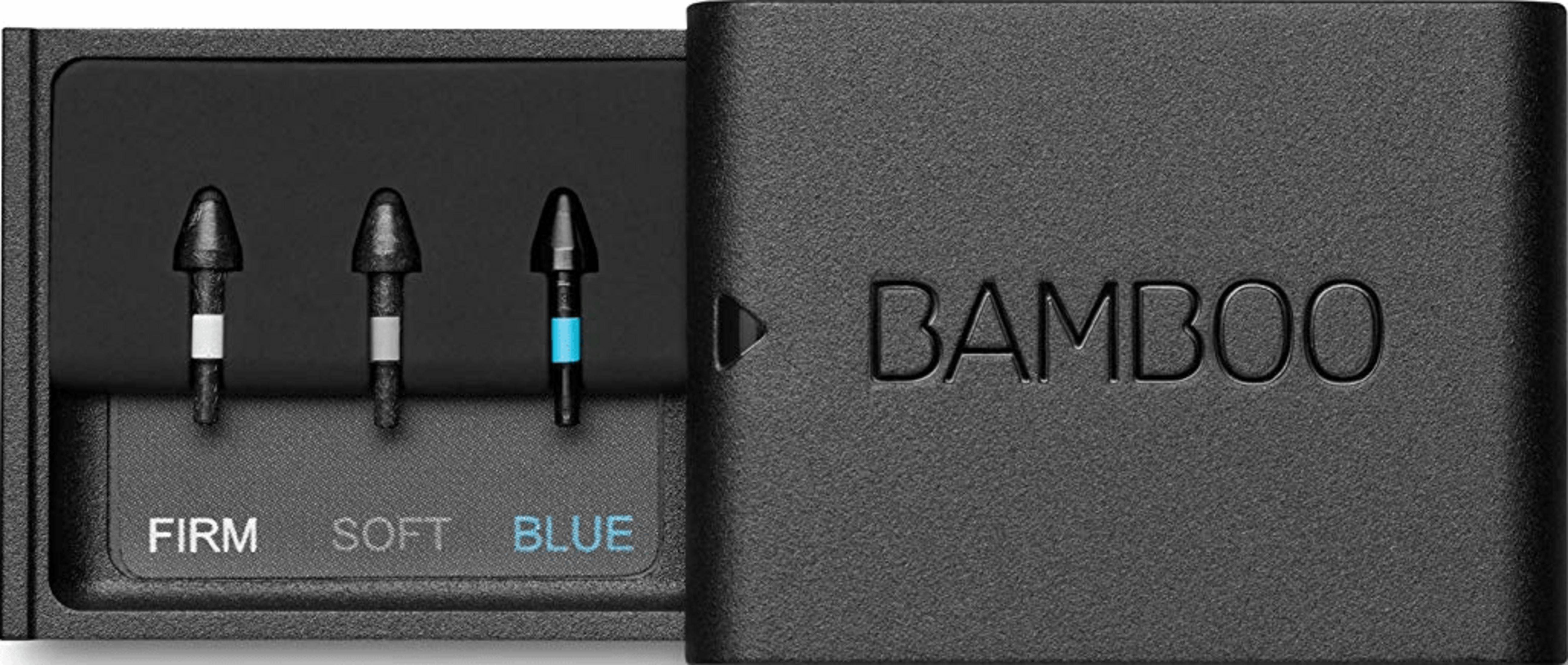 Tre punte di penna in un supporto nero. Etichette: Firm, Soft, Blue.