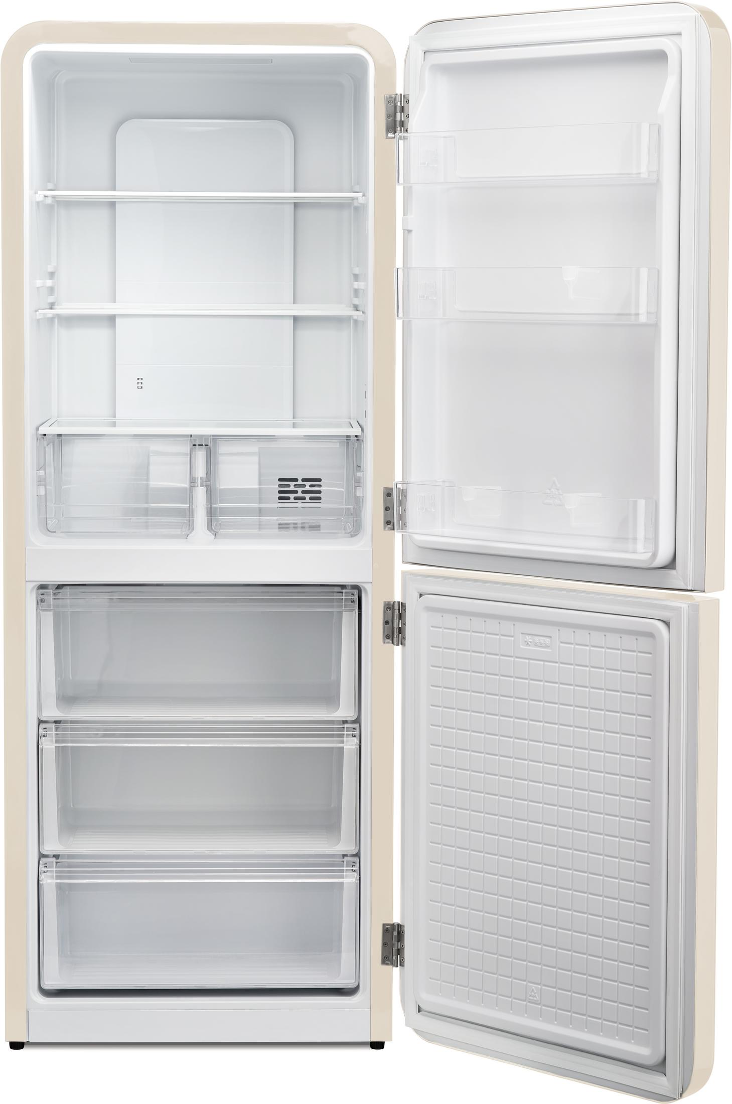 Ein offener cremefarbener Kühlschrank mit Regalen, Schubladen und Gefrierfach.