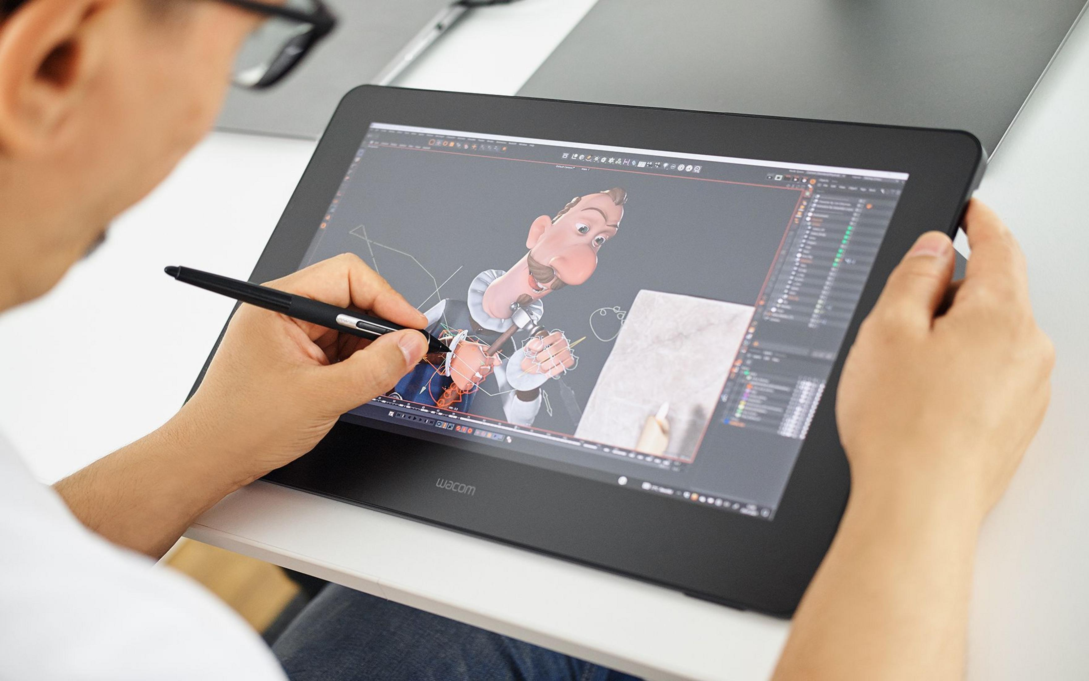 Animator pracuje nad postacią 3D na tablecie Wacom za pomocą rysika.