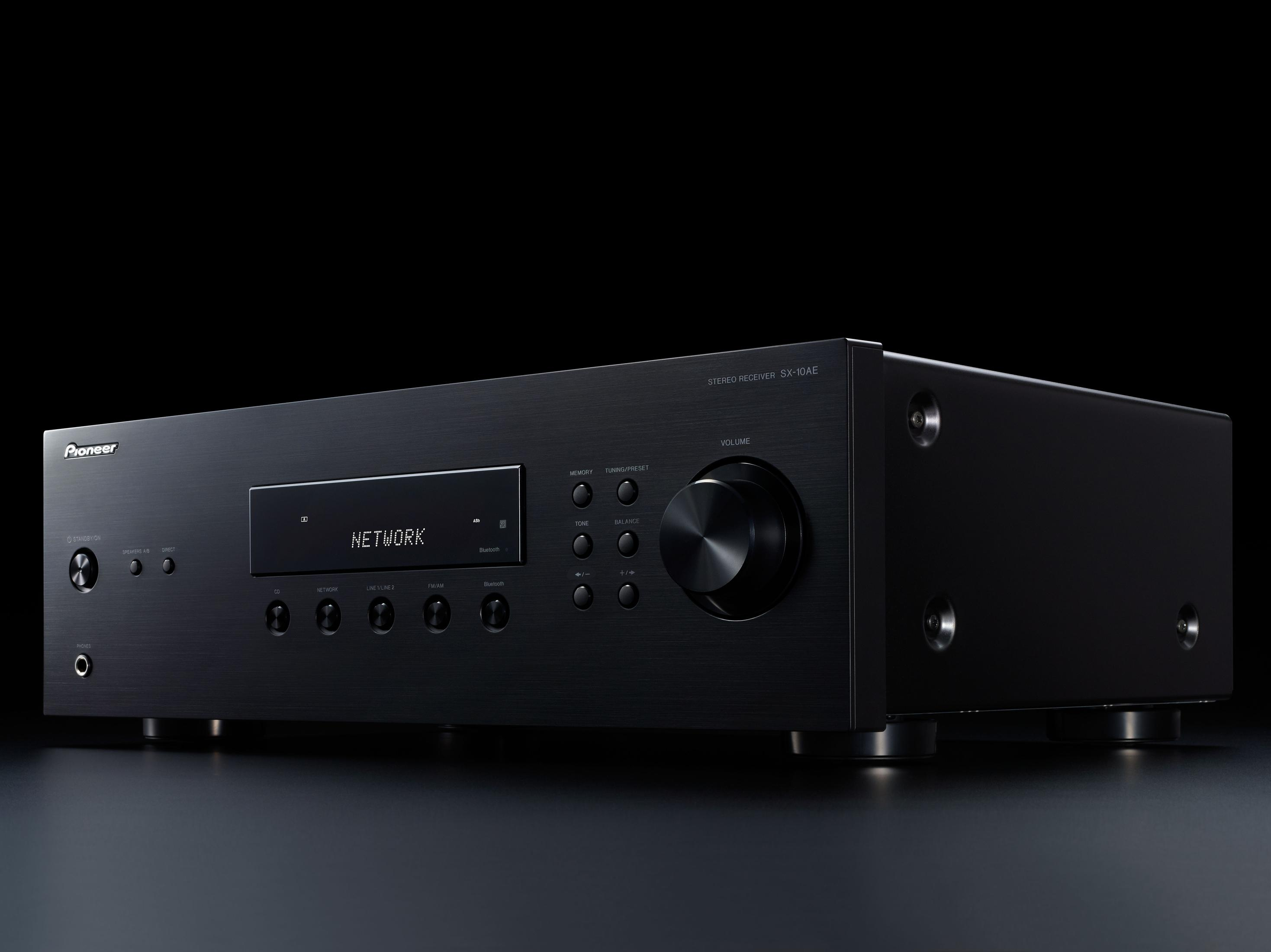 Schwarzer Pioneer Stereo Receiver SX-10AE mit Frontbedienelementen und Display.