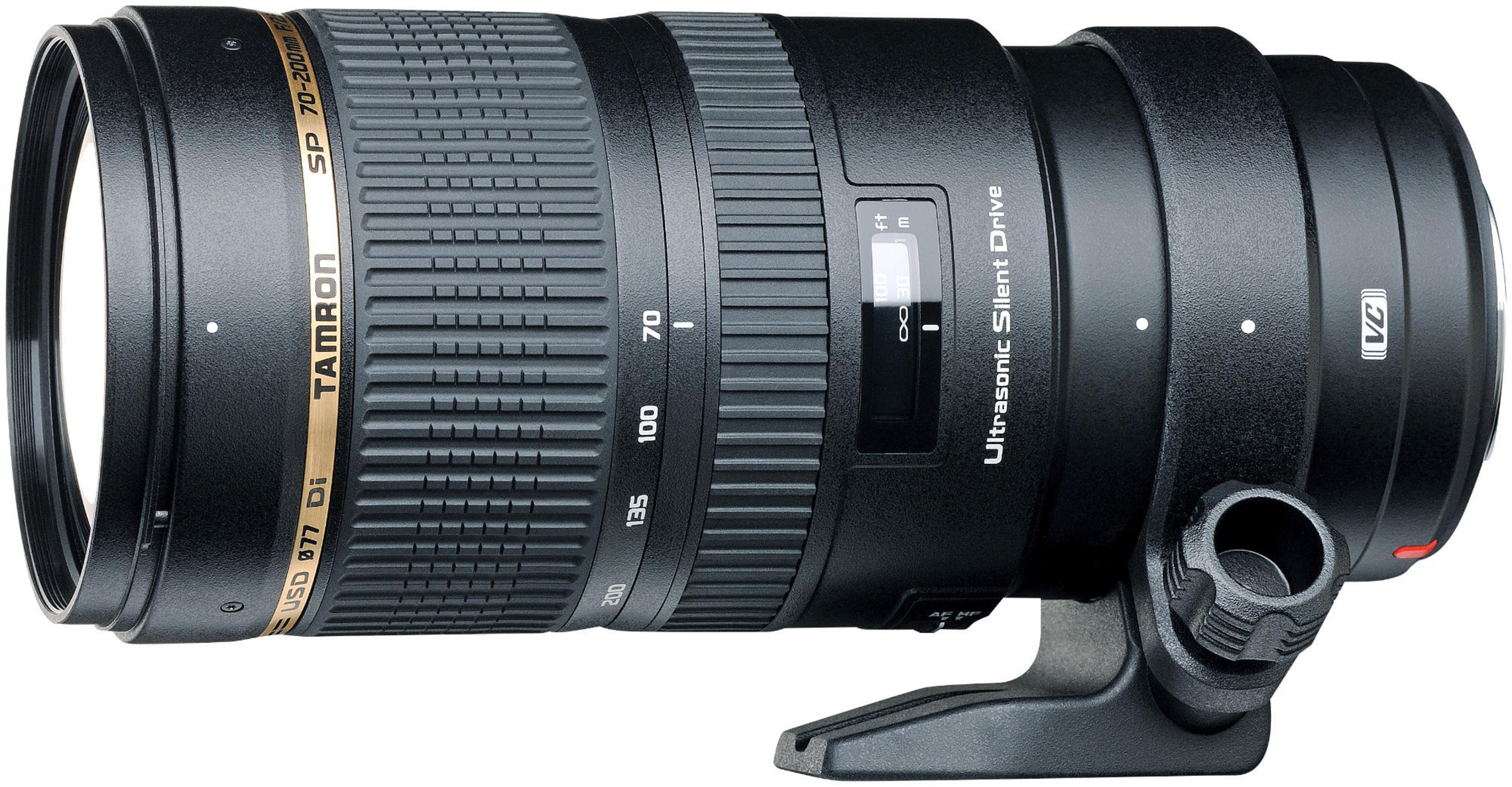 Ein schwarzes Tamron 70-200mm Objektiv mit goldener Beschriftung und Stativhalterung.